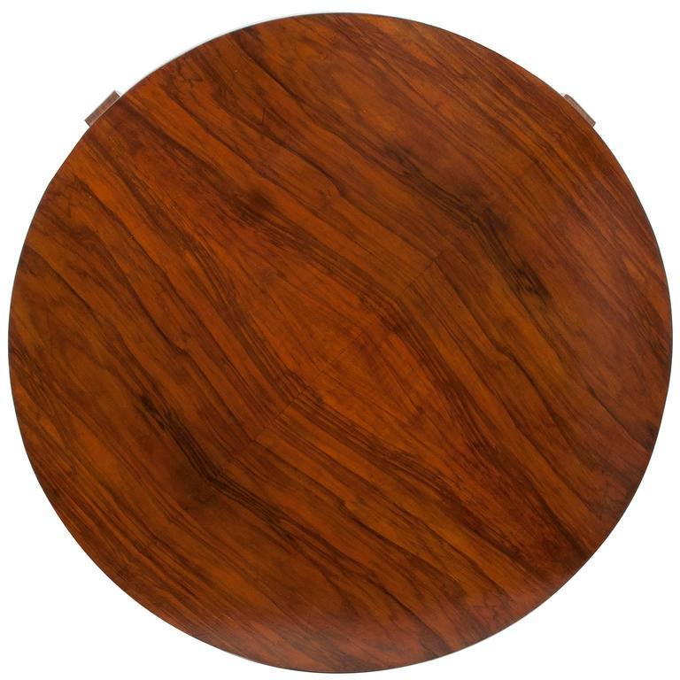 Elegante y sencilla mesa de centro redonda Art Déco, fondo para periódicos.
Con este estilo limpio se puede configurar en cualquier lugar.

ref. M/1709.