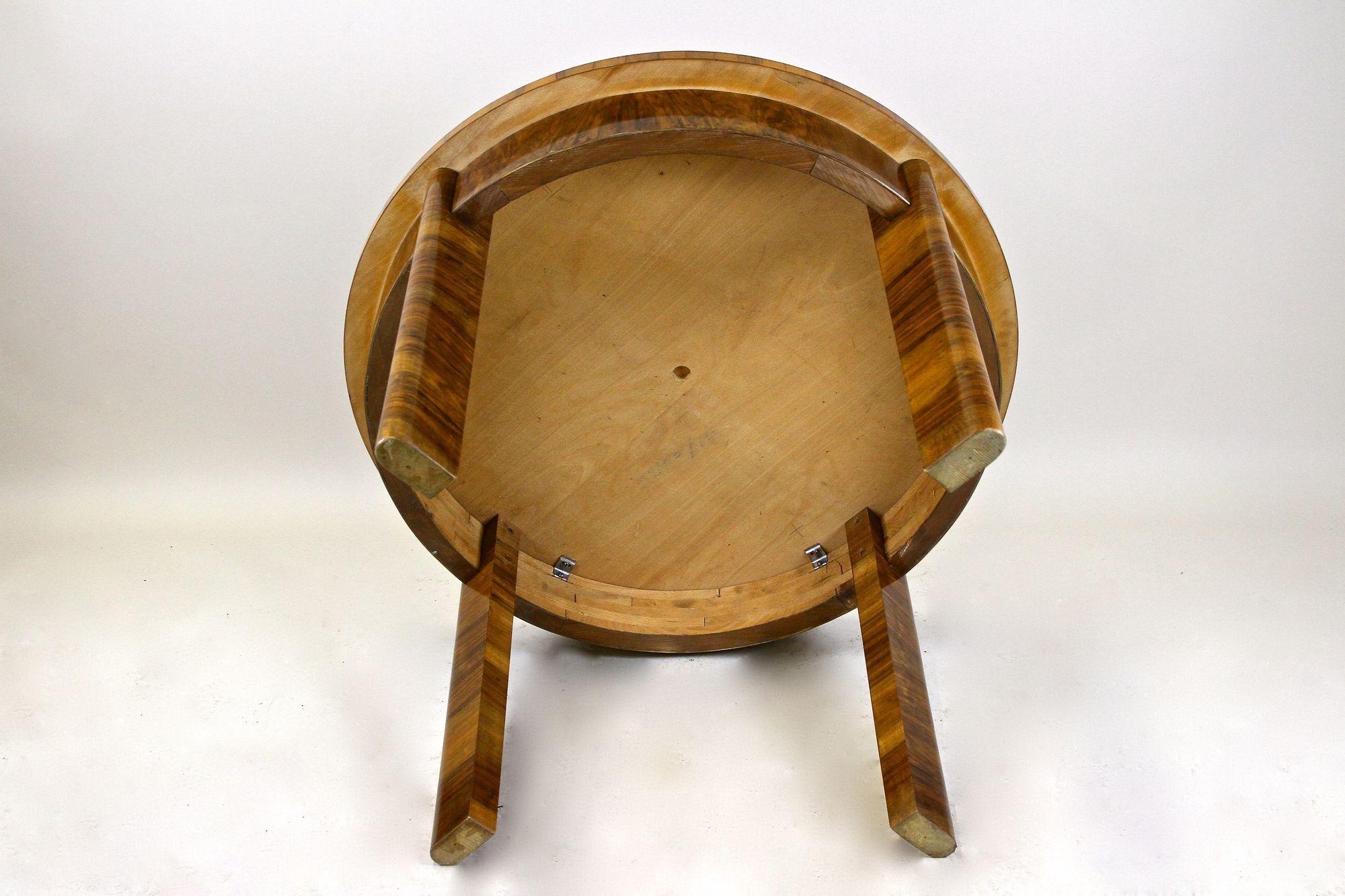 Art Deco Round Coffee Table/ Side Table Burr Walnut 20th Century, at, circa 1920 For Sale 11