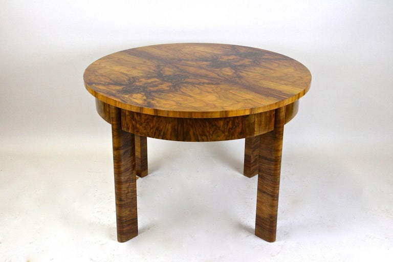 Art Deco Round Coffee Table/ Side Table Burr Walnut 20th Century, at, circa 1920 In Good Condition For Sale In Lichtenberg, AT