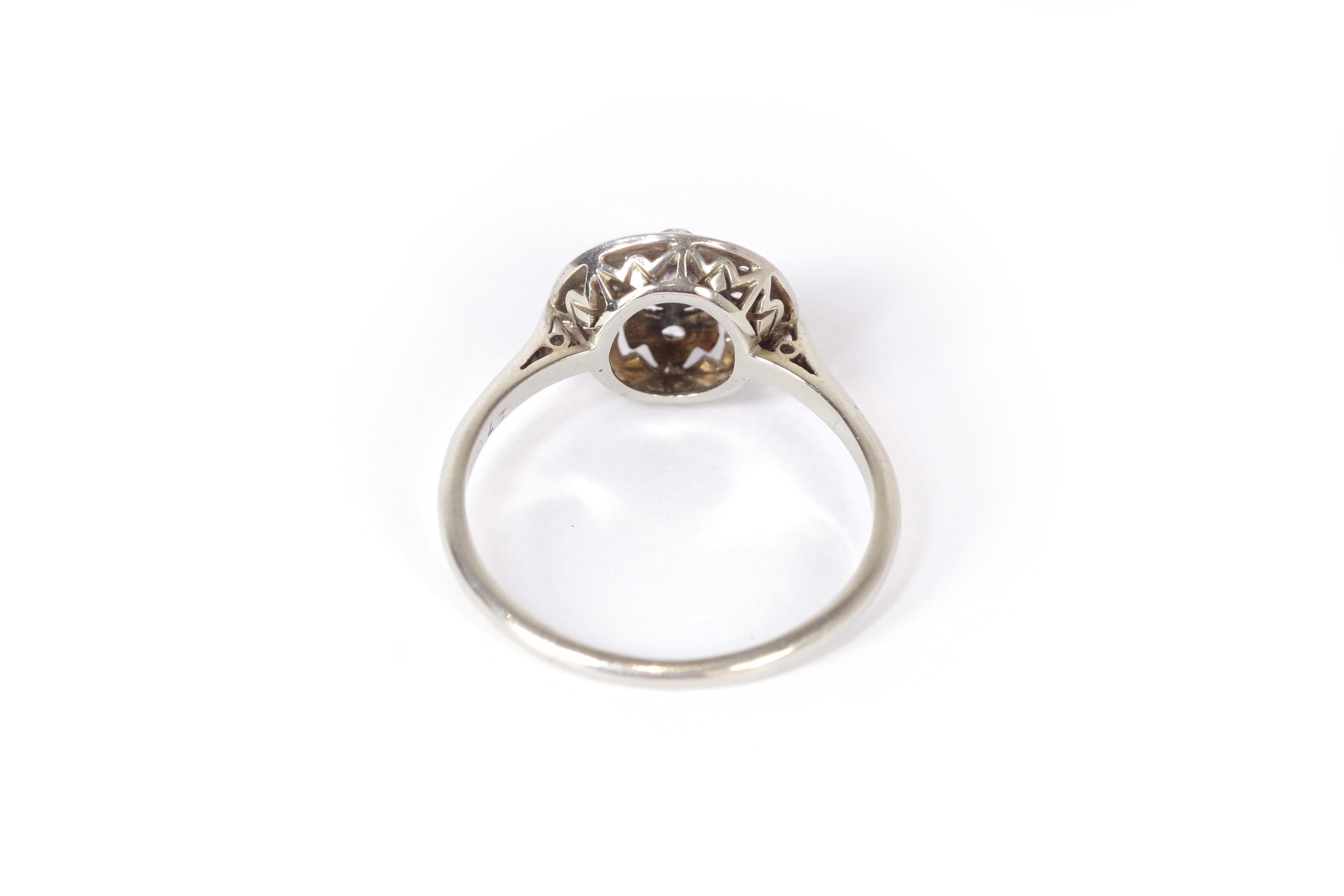 Brilliant Cut Art Deco round diamond ring in gold and platinum For Sale