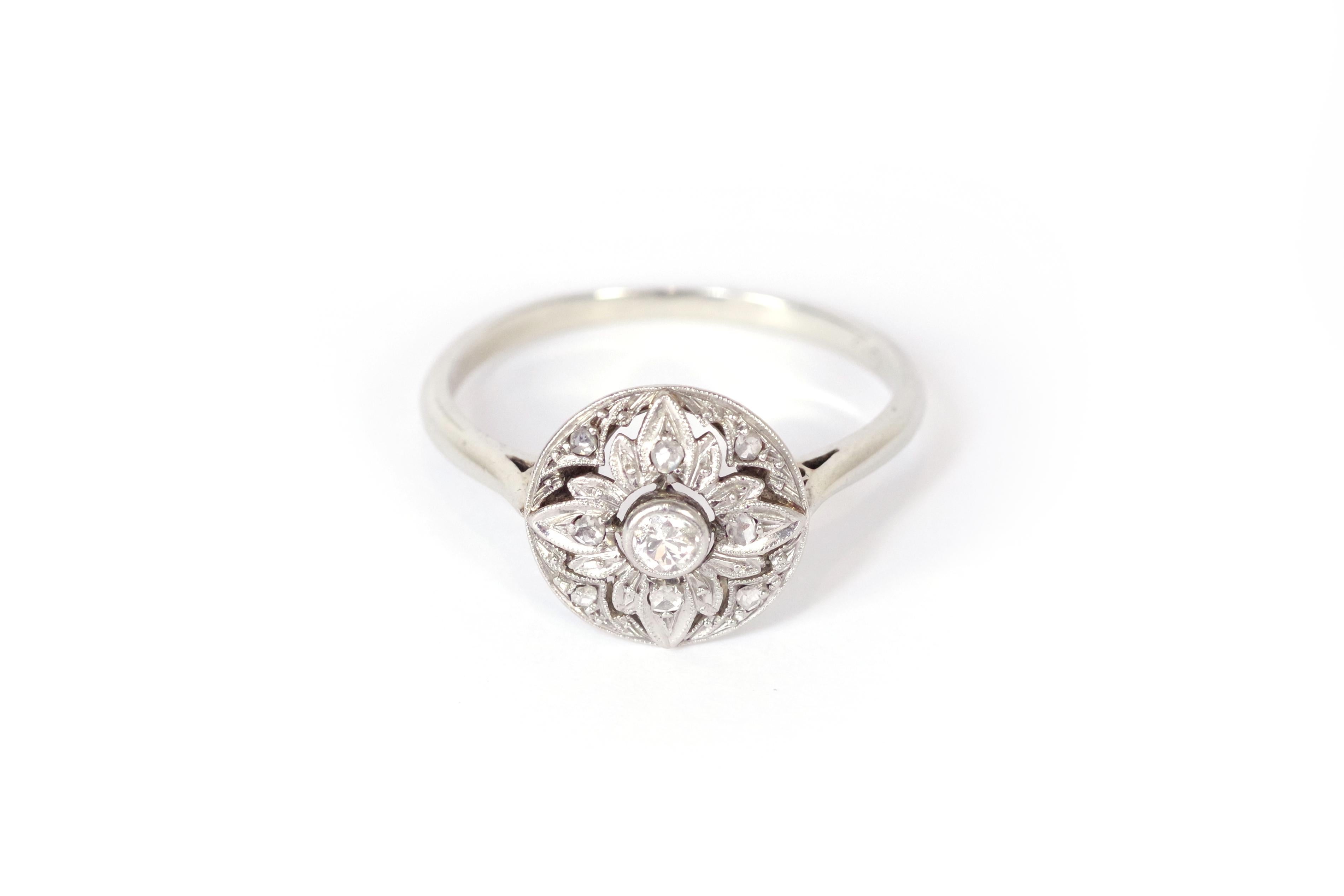 Art Deco round diamond ring in gold and platinum In Fair Condition For Sale In PARIS, FR