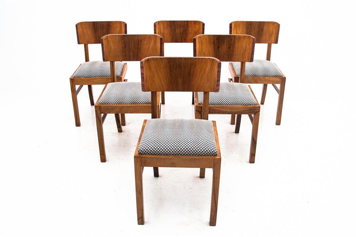 Antique table with Art Deco chairs from the mid-20th century. Furniture in very good condition, after professional renovation.

Dimensions:

Table: height 79 cm / diameter 109 cm / length 109 - 158 cm

Chairs: height 83 cm, width 44 cm, height