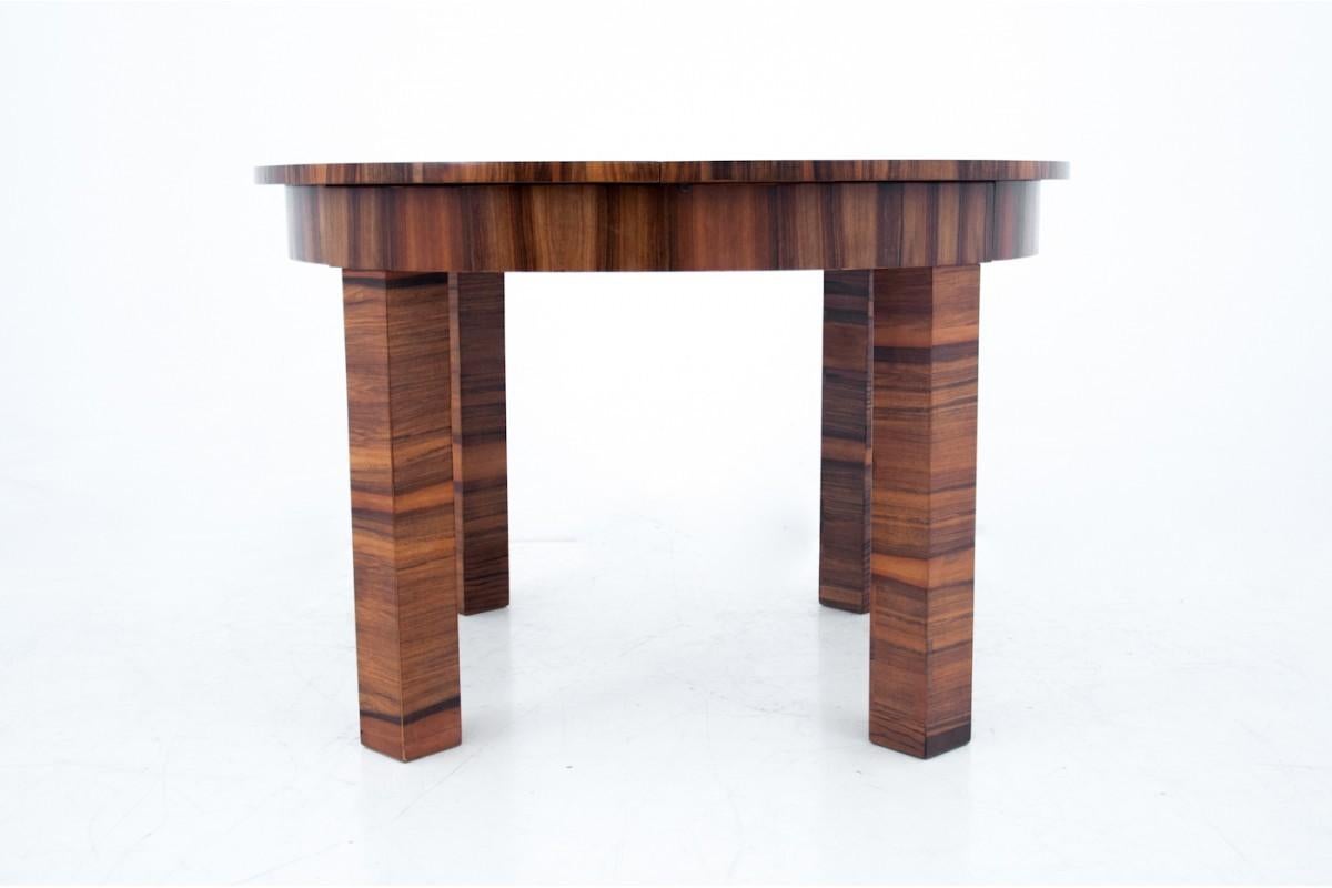 Walnut Art Deco dining table. After renovation
Comes from Poland from circa 1940s-1950s.
Beautiful unique walnut veneer.
Long after unfolding 181 cm.

  