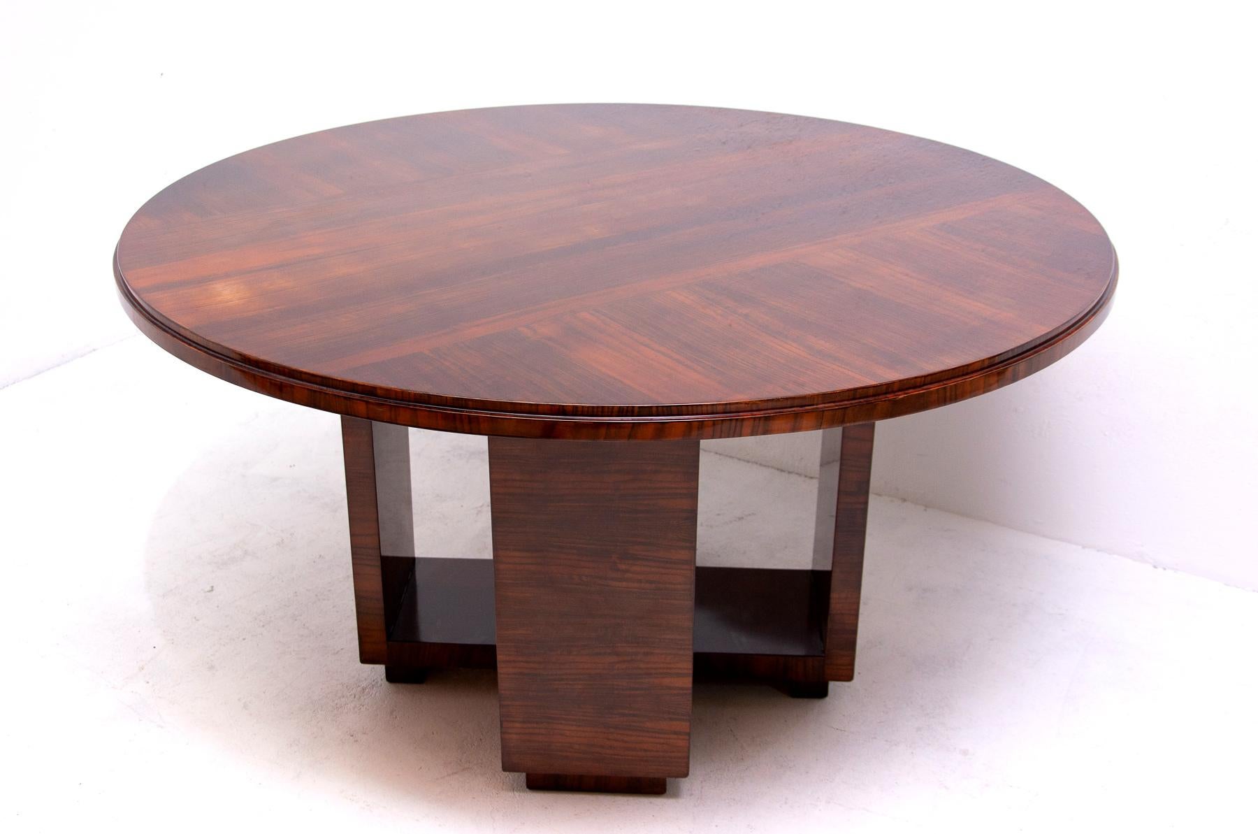 Art Deco Round Dining Table in Walnut by Vlastimil Brozek, 1930s In Excellent Condition In Prague 8, CZ