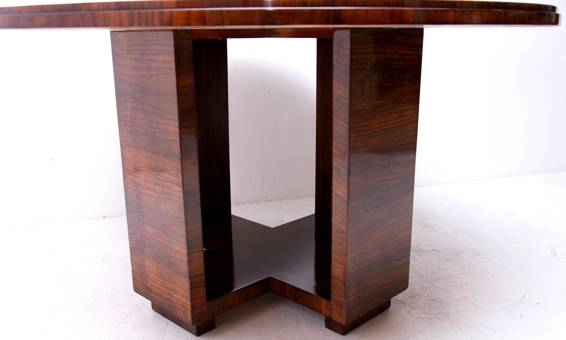 Art Deco Round Dining Table in Walnut by Vlastimil Brozek, 1930s (Holz)