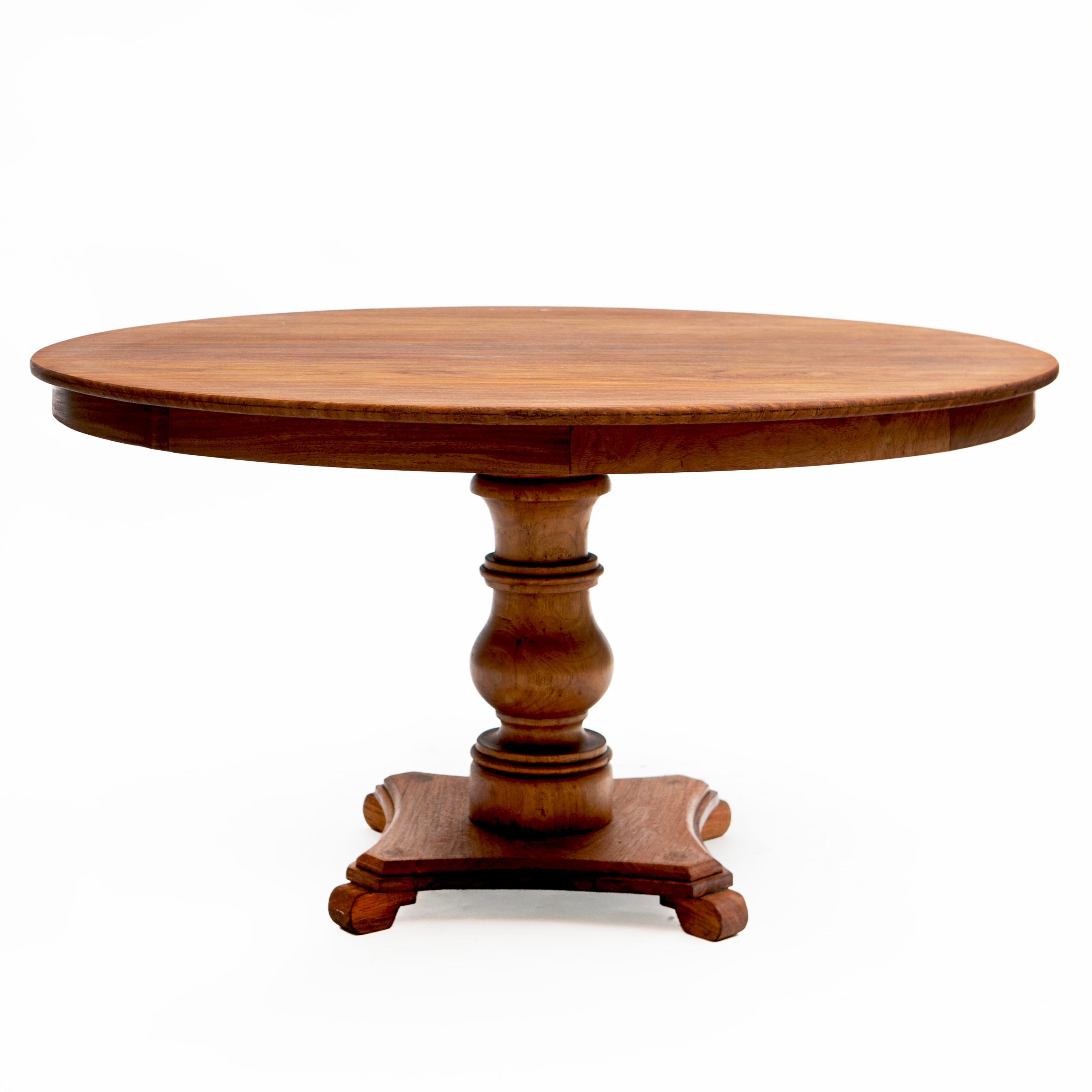 Large round Art Deco dining table crafted in solid Narra hardwood.
The table top is made of one piece of wood and has a diameter of 138 cm.
The Philippines was a Spanish colony in the period 1565-1898 and has a tradition of European-style tables.