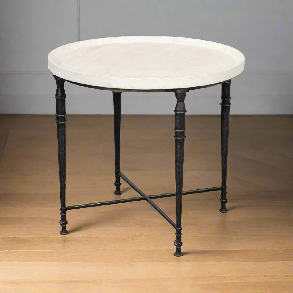 Une fusion étonnante de design minimaliste et de détails classiques. Cette table élégante présente un plateau de vaisselle peint à la main en blanc cassé qui offre un contraste sophistiqué avec sa fine structure en fer noir. 

Les pieds en fer