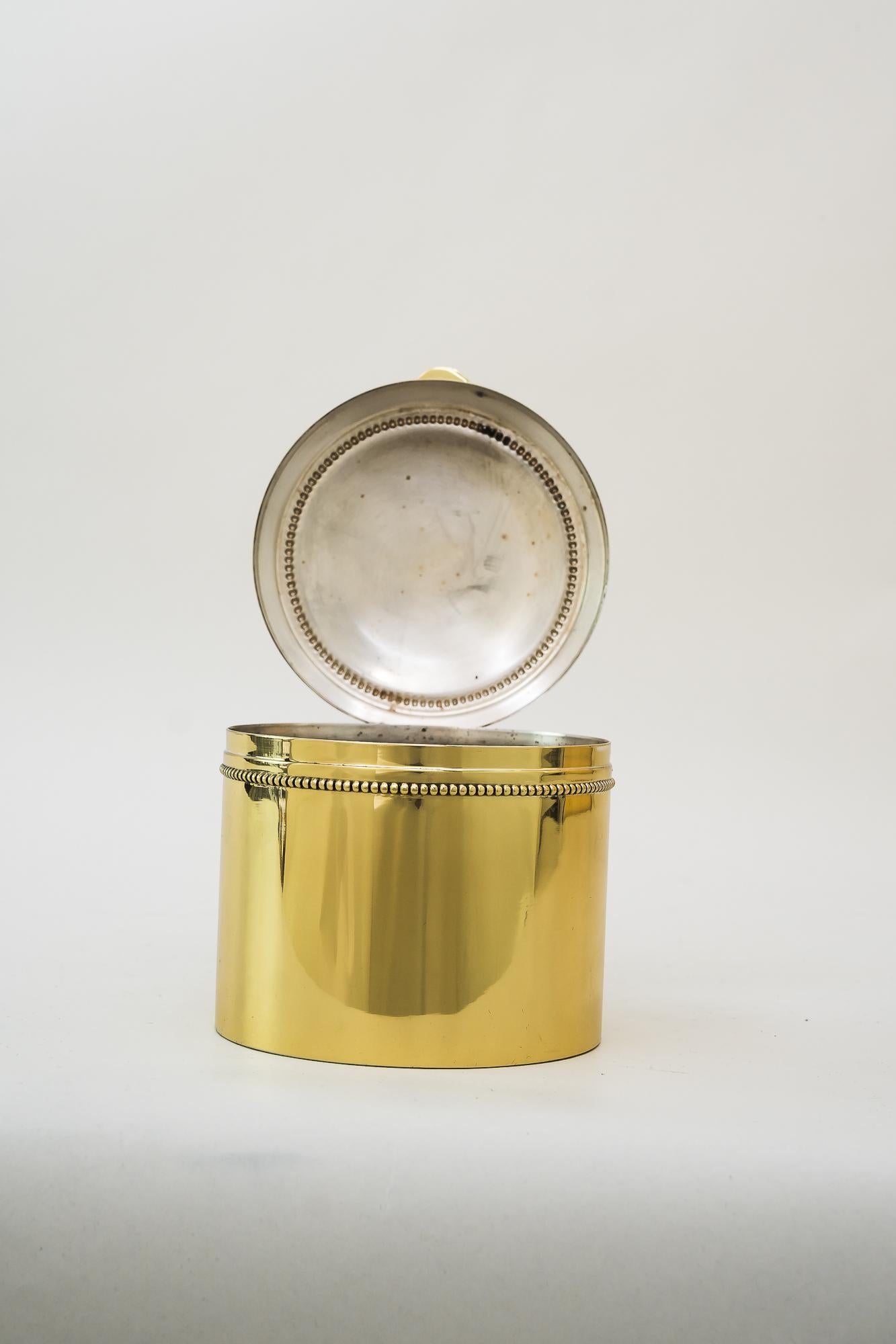 Art Deco Round Jewelry Box, circa 1920s In Good Condition For Sale In Wien, AT