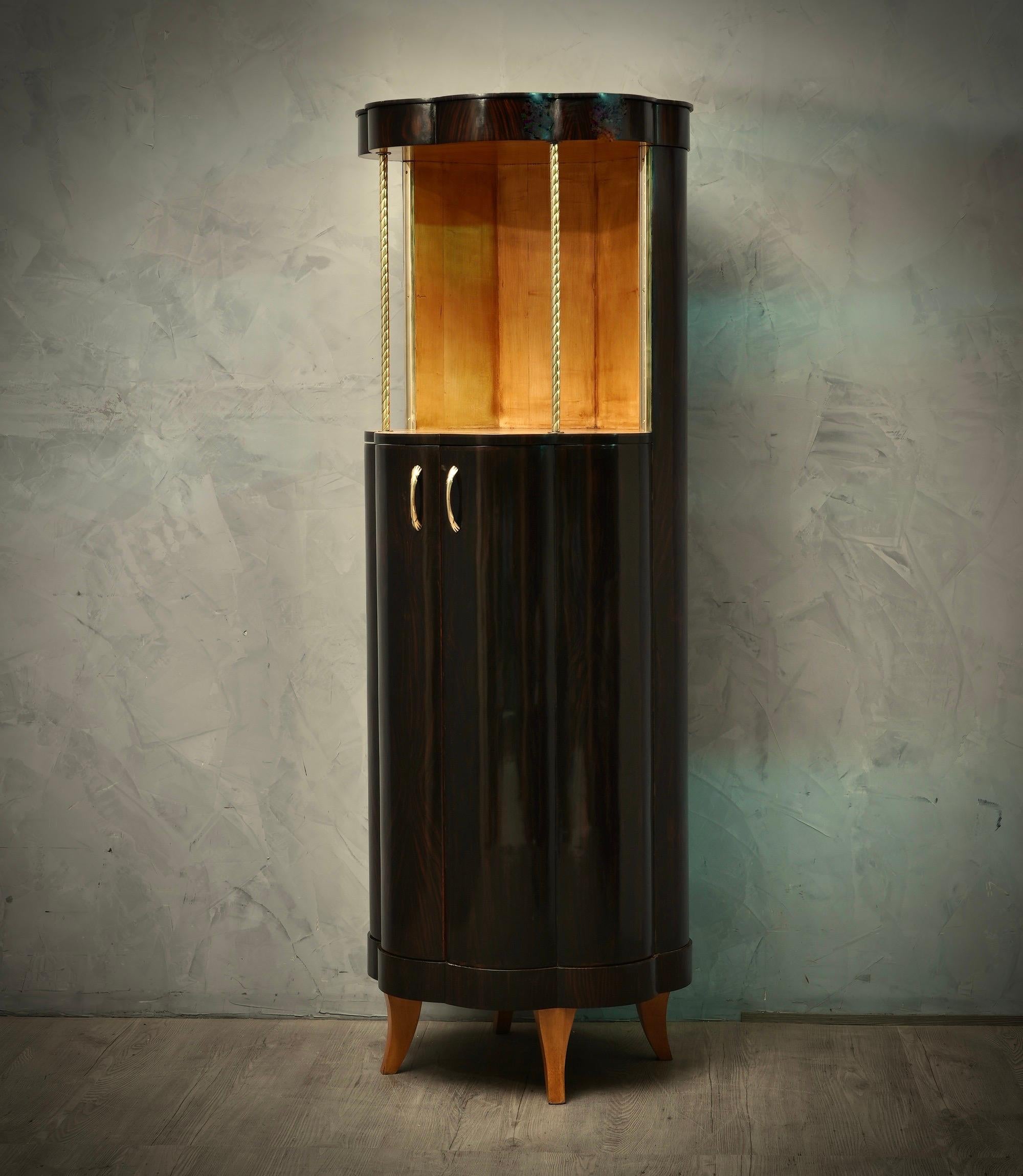 Precious design for a very nice and refined bar cabinet also for the use of uncommon materials.

The cabinets is completely veneered in walnut wood, while on the inside it is finished in maple wood. In fact the combination of the two colors is very