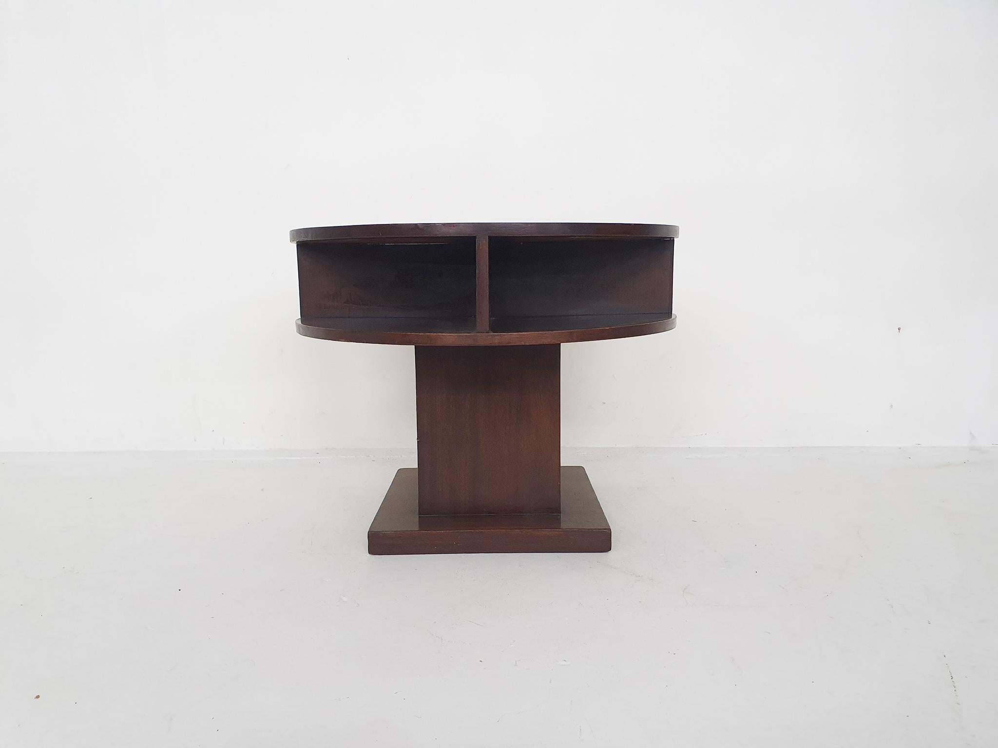 Art Deco Round Mahogany Side Table, The Netherlands 1930's In Good Condition For Sale In Amsterdam, NL