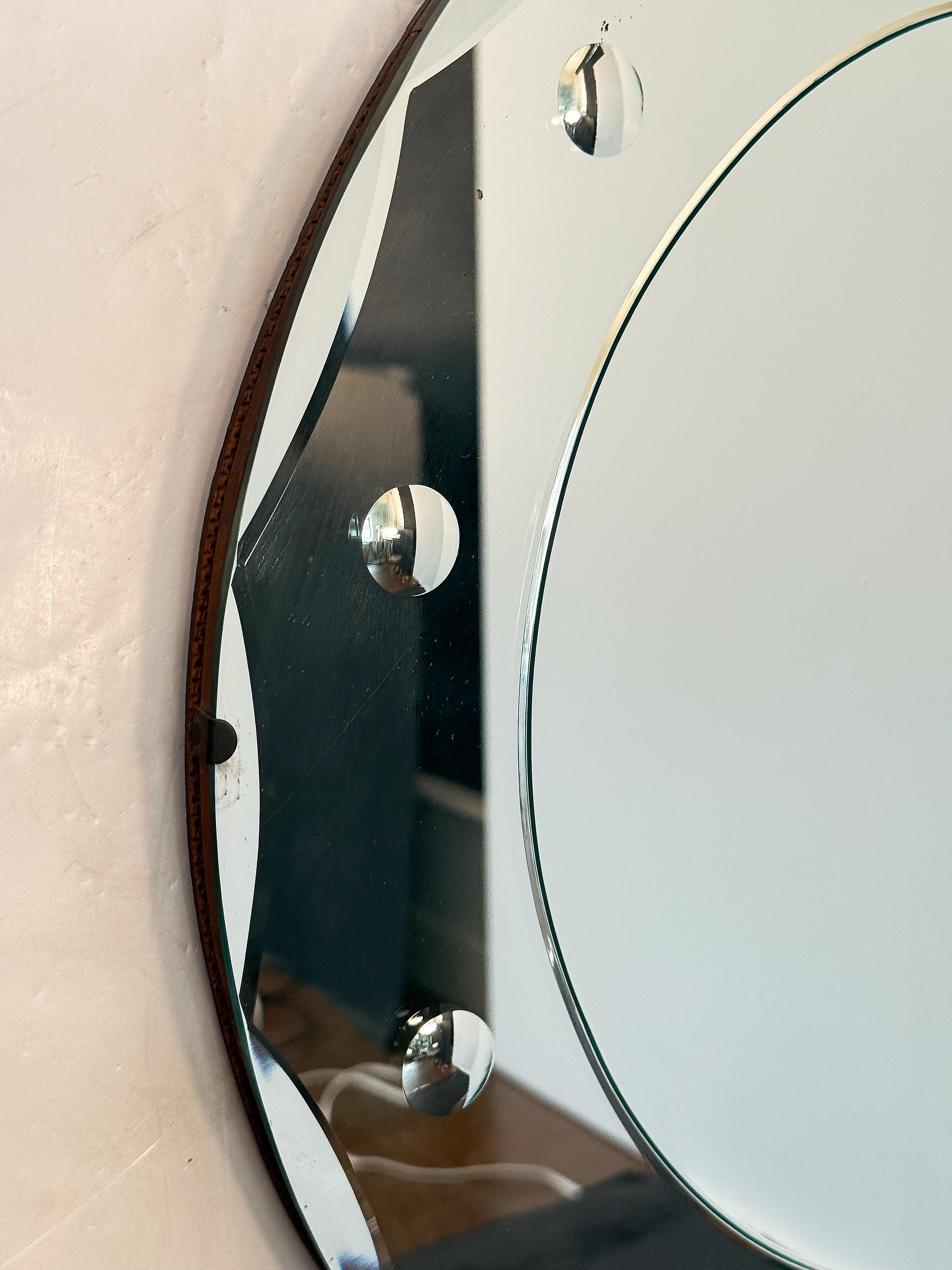 Art Deco Round Mirror with Beveled Glass Edge from England (Dia 20'') In Good Condition For Sale In Austin, TX