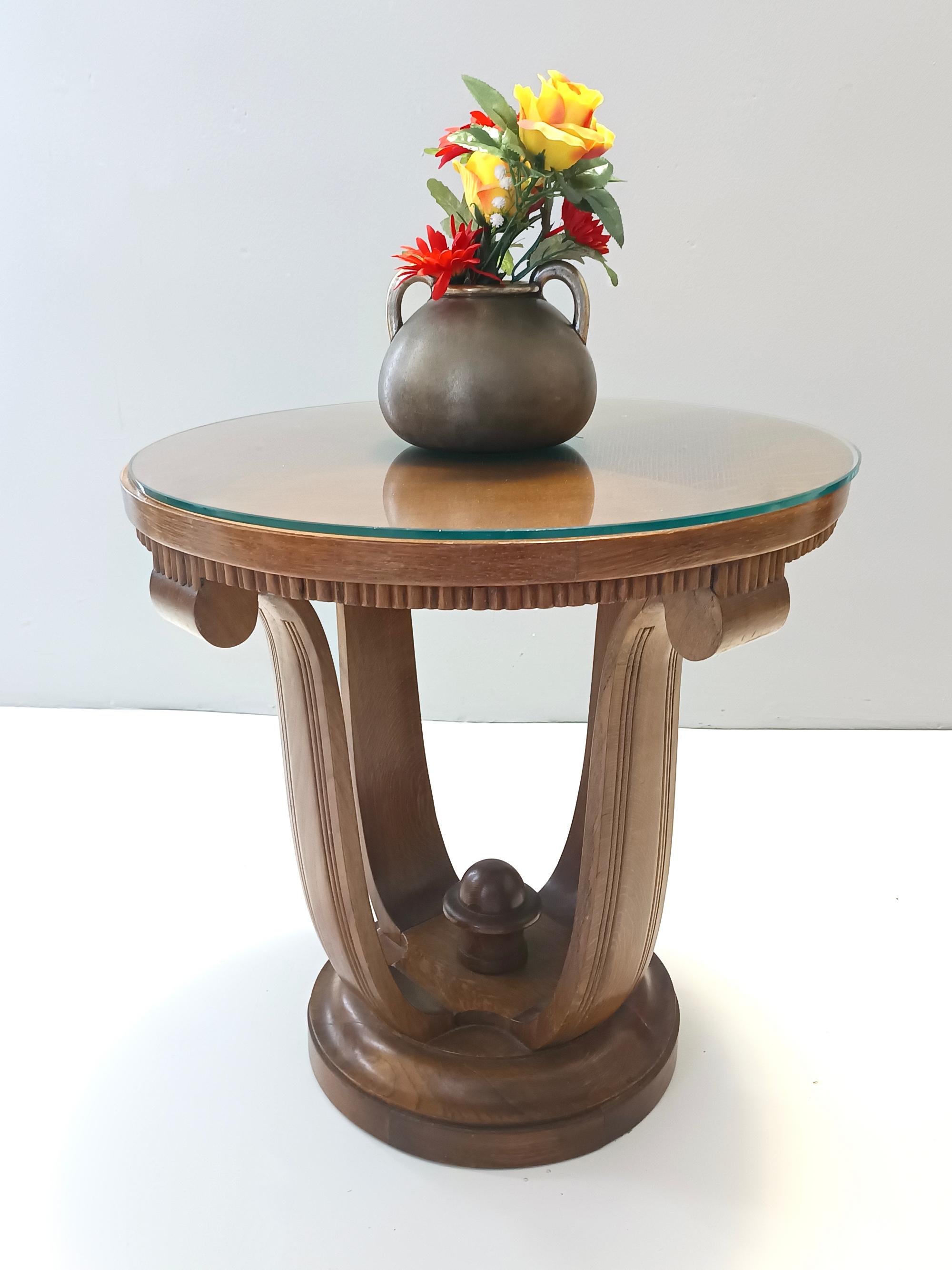 Made in Italy, anni '40.
Si tratta di un tavolino in rovere di alta qualità con piano in vetro.
Si tratta di un articolo d'epoca, pertanto potrebbe presentare lievi tracce d'uso, ma nel complesso  può essere considerato in ottime condizioni