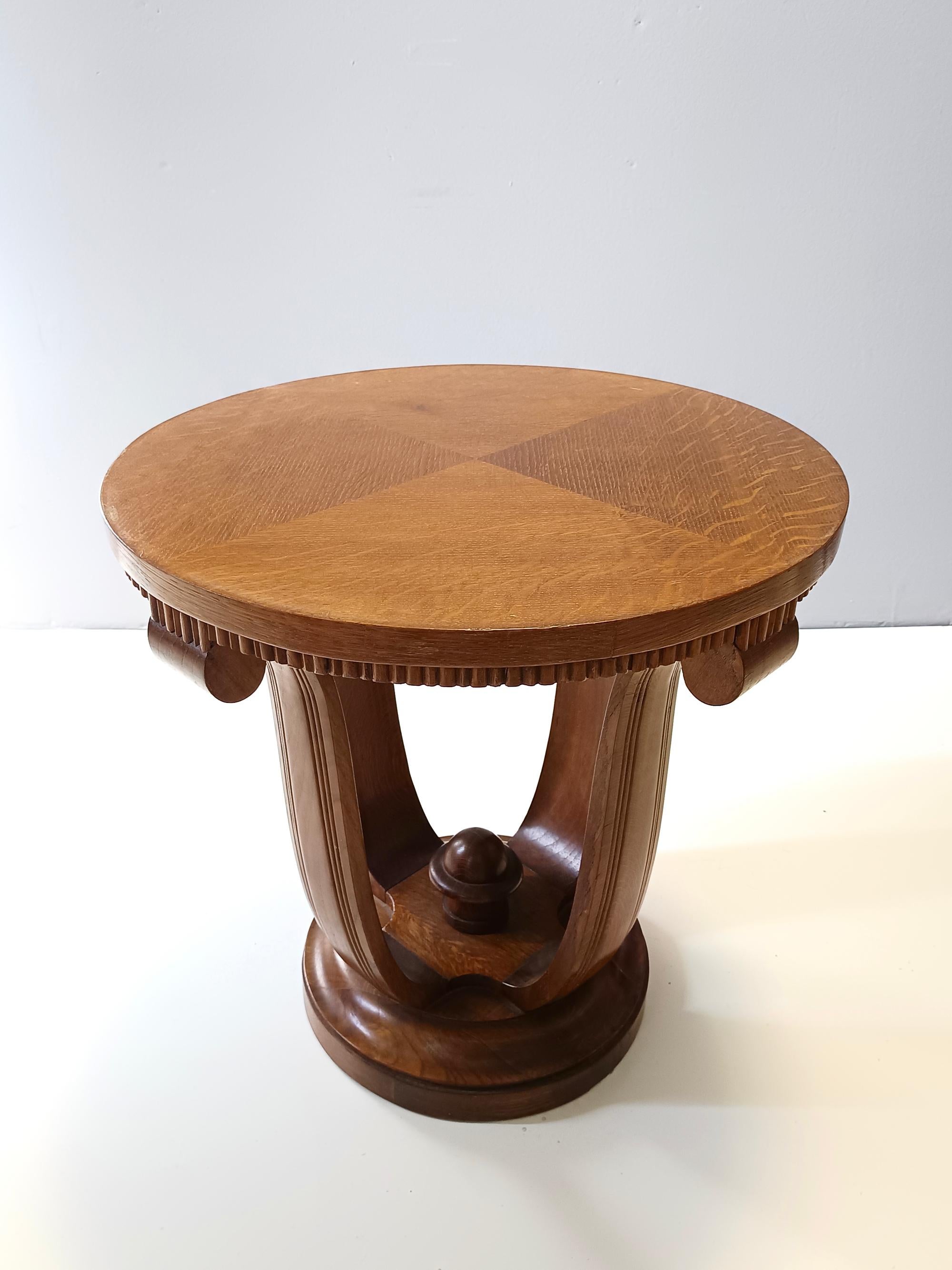 Italiano Tavolino rotondo in Oak Oak e vetro Art Deco, Italia in vendita