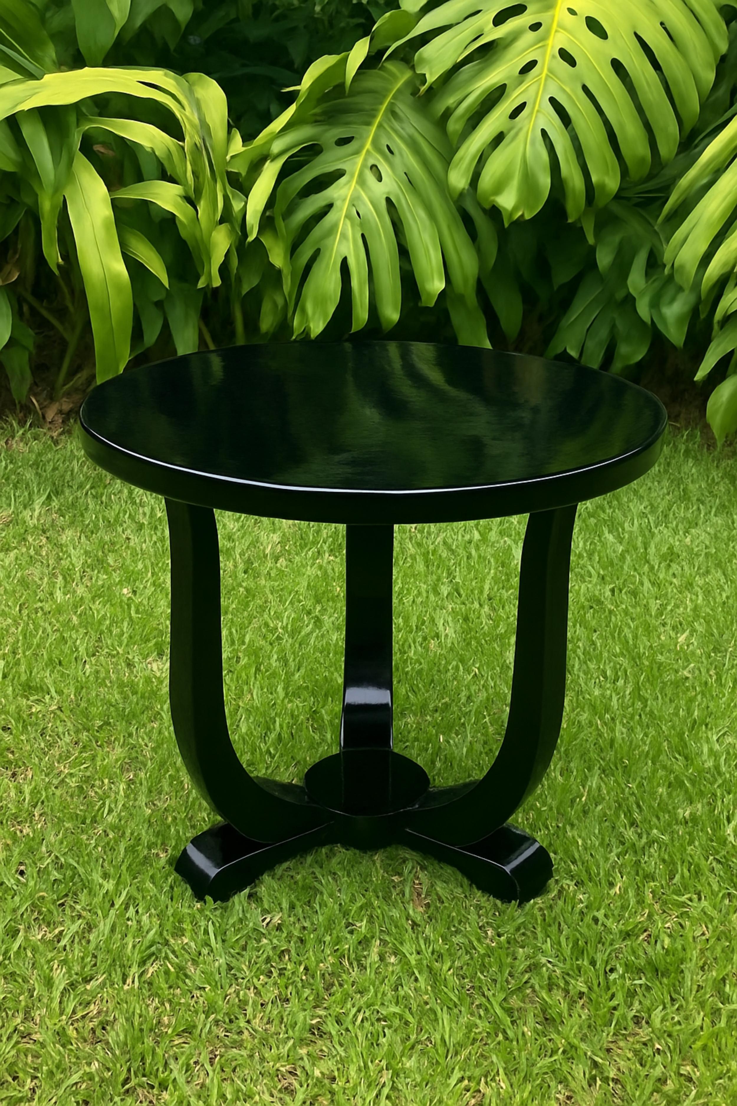 Français Table Art déco ronde à piédestal en laque noire, France, 1920 en vente