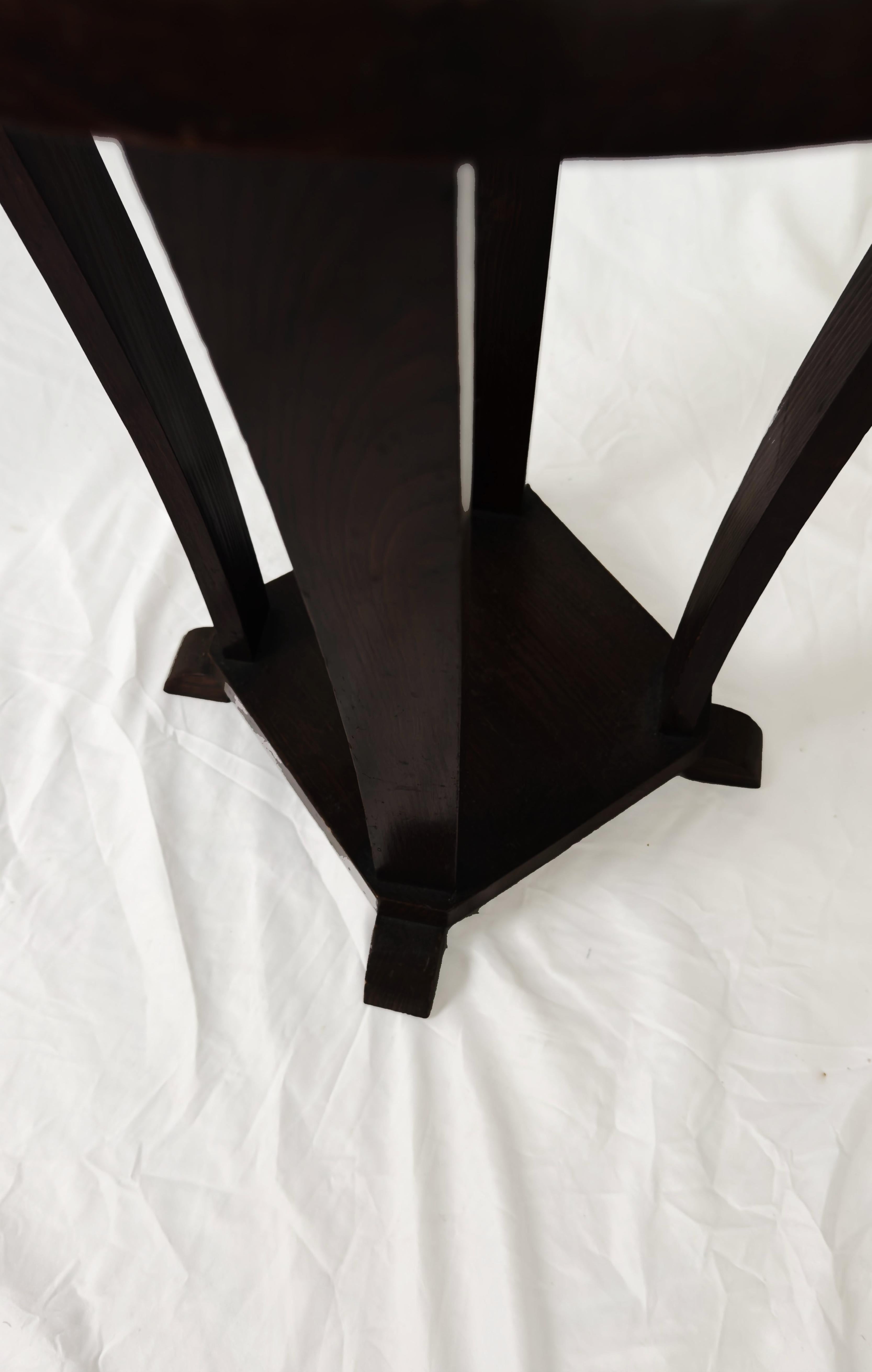 Français Table Art déco ronde à piédestal en laque noire, France, 1930 en vente