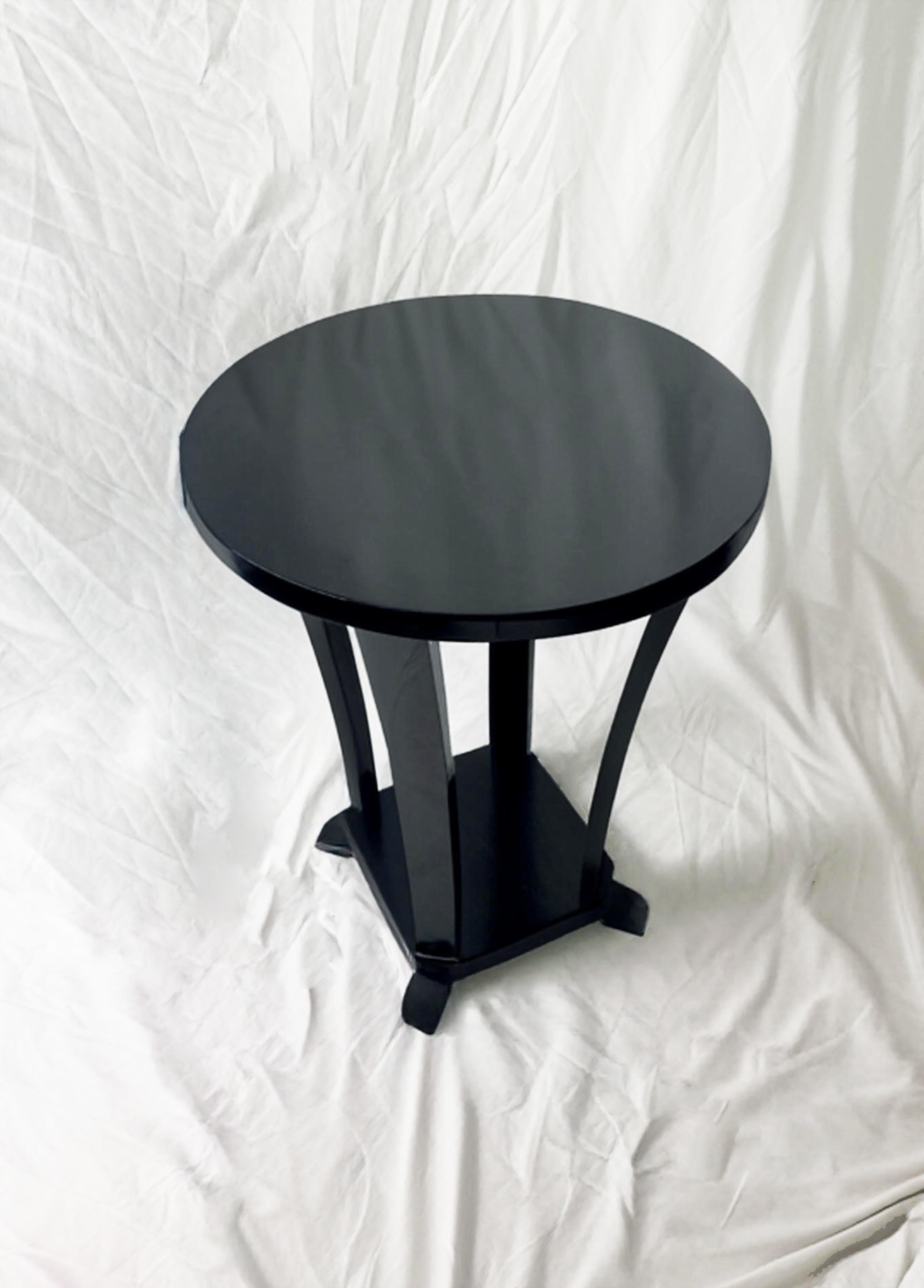 20ième siècle Table Art déco ronde à piédestal en laque noire, France, 1930 en vente