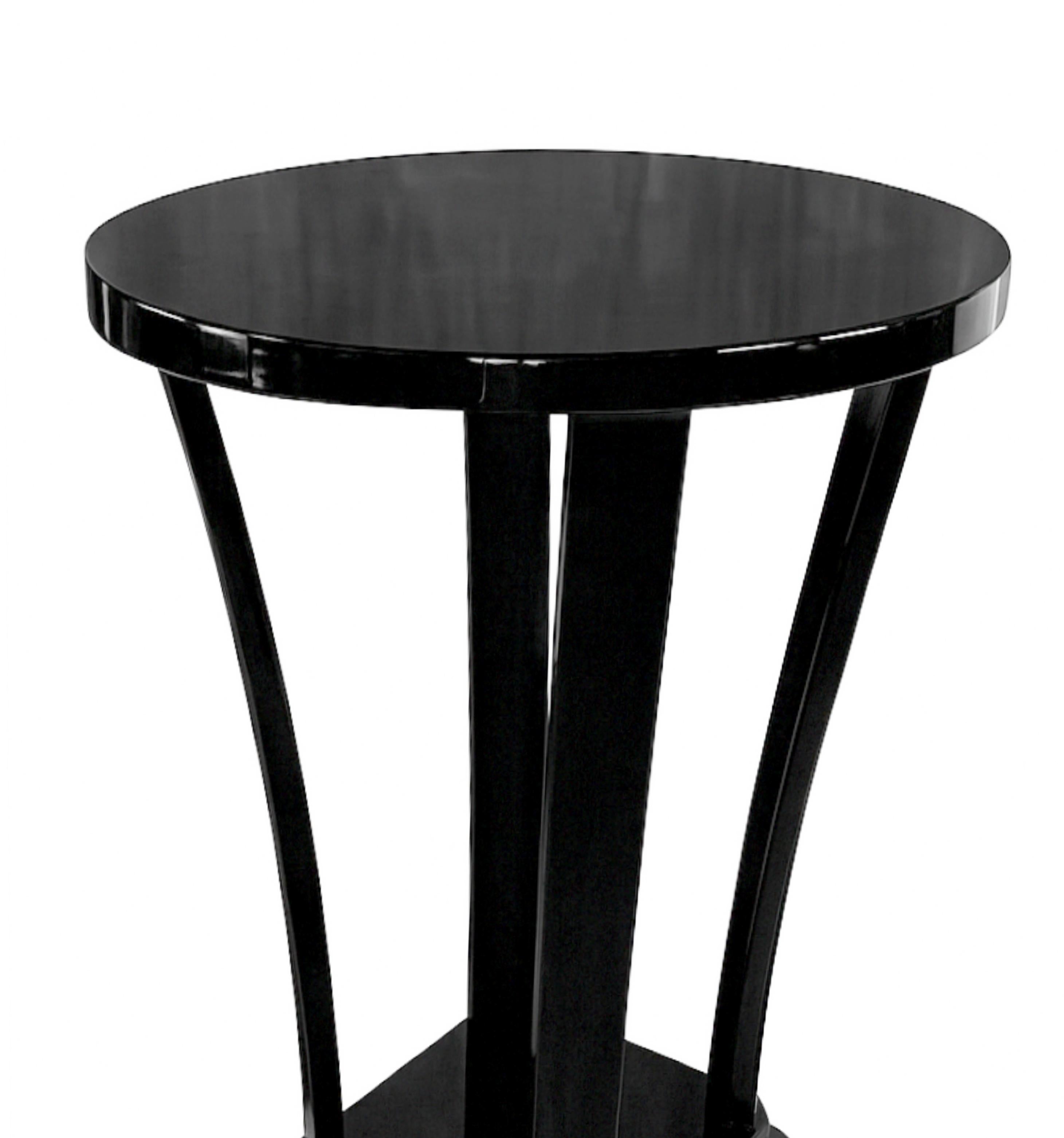 Runder Art-Déco-Tisch mit schwarzem Sockel und schwarzem Lack, Frankreich, 1930 im Zustand „Gut“ im Angebot in Lisbon, PT