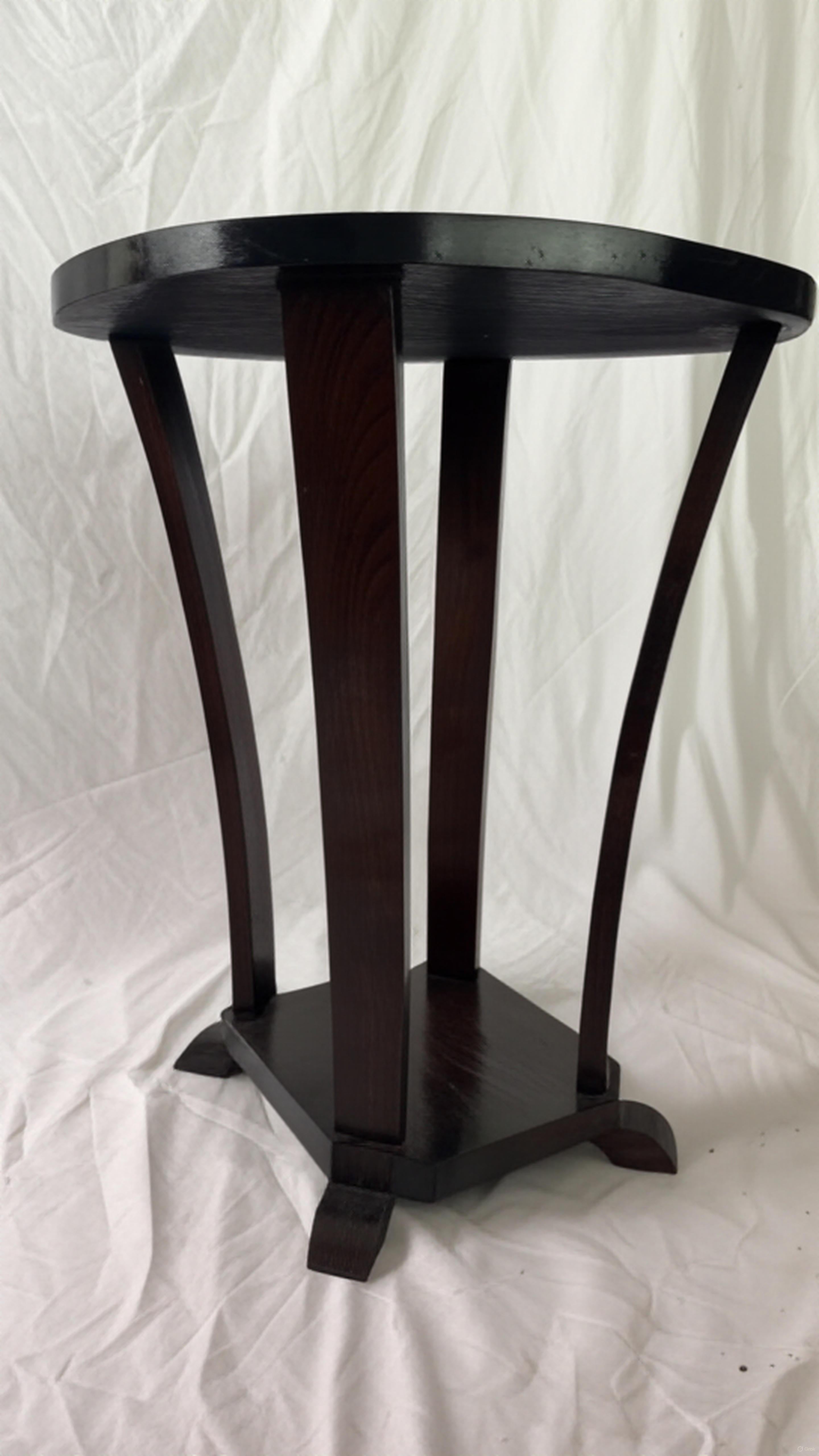 Noyer Table Art déco ronde à piédestal en laque noire, France, 1930 en vente