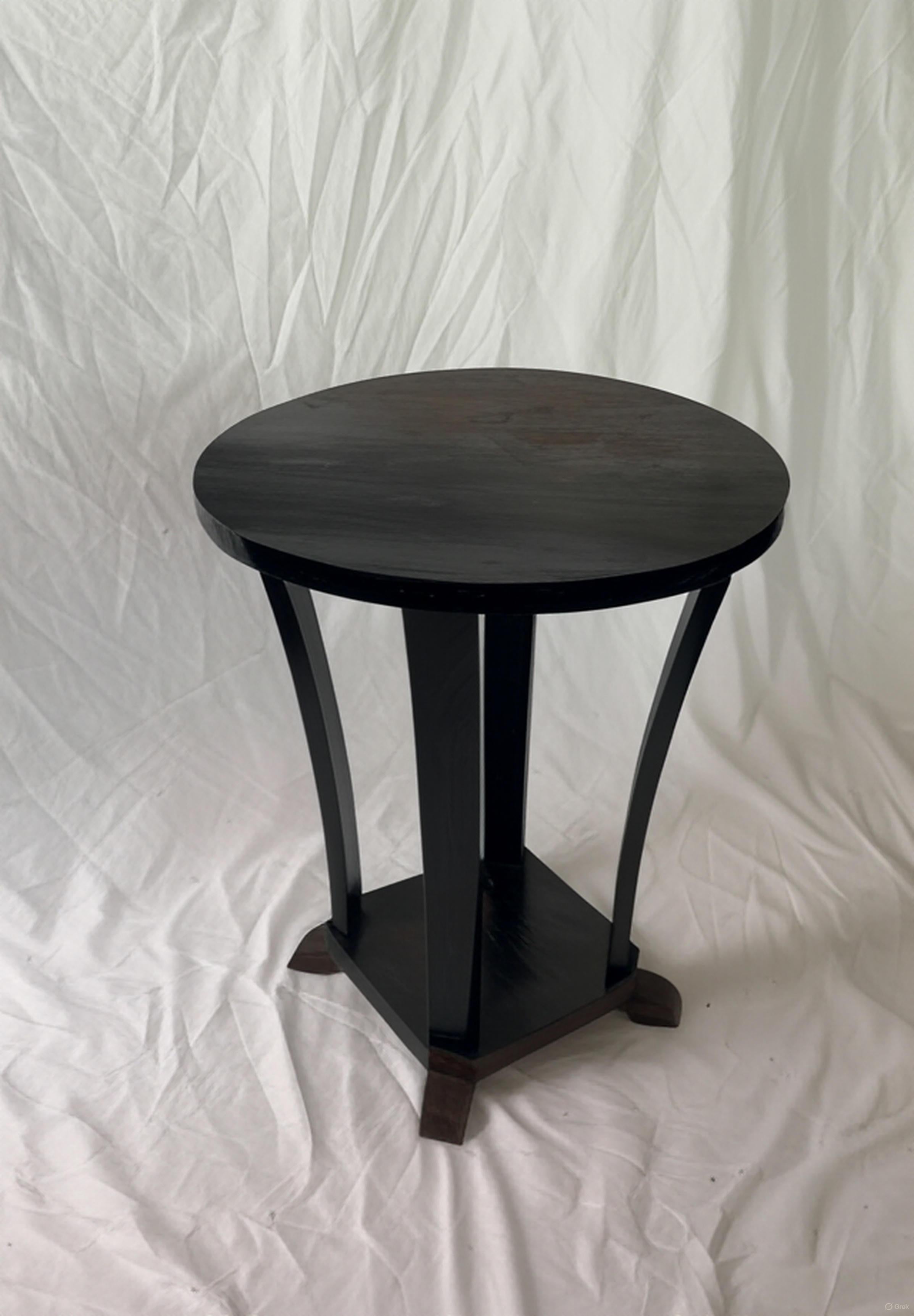 Table Art déco ronde à piédestal en laque noire, France, 1930 en vente 1