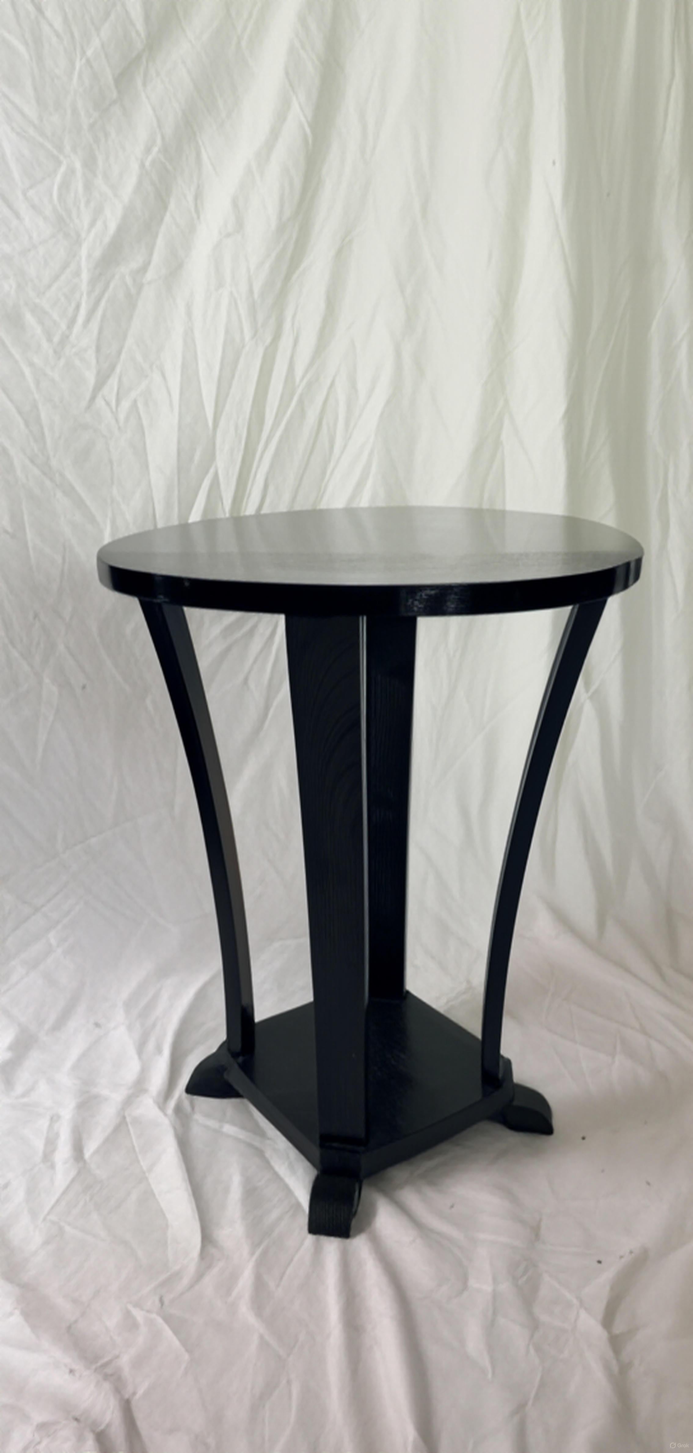 Table Art déco ronde à piédestal en laque noire, France, 1930 en vente 2