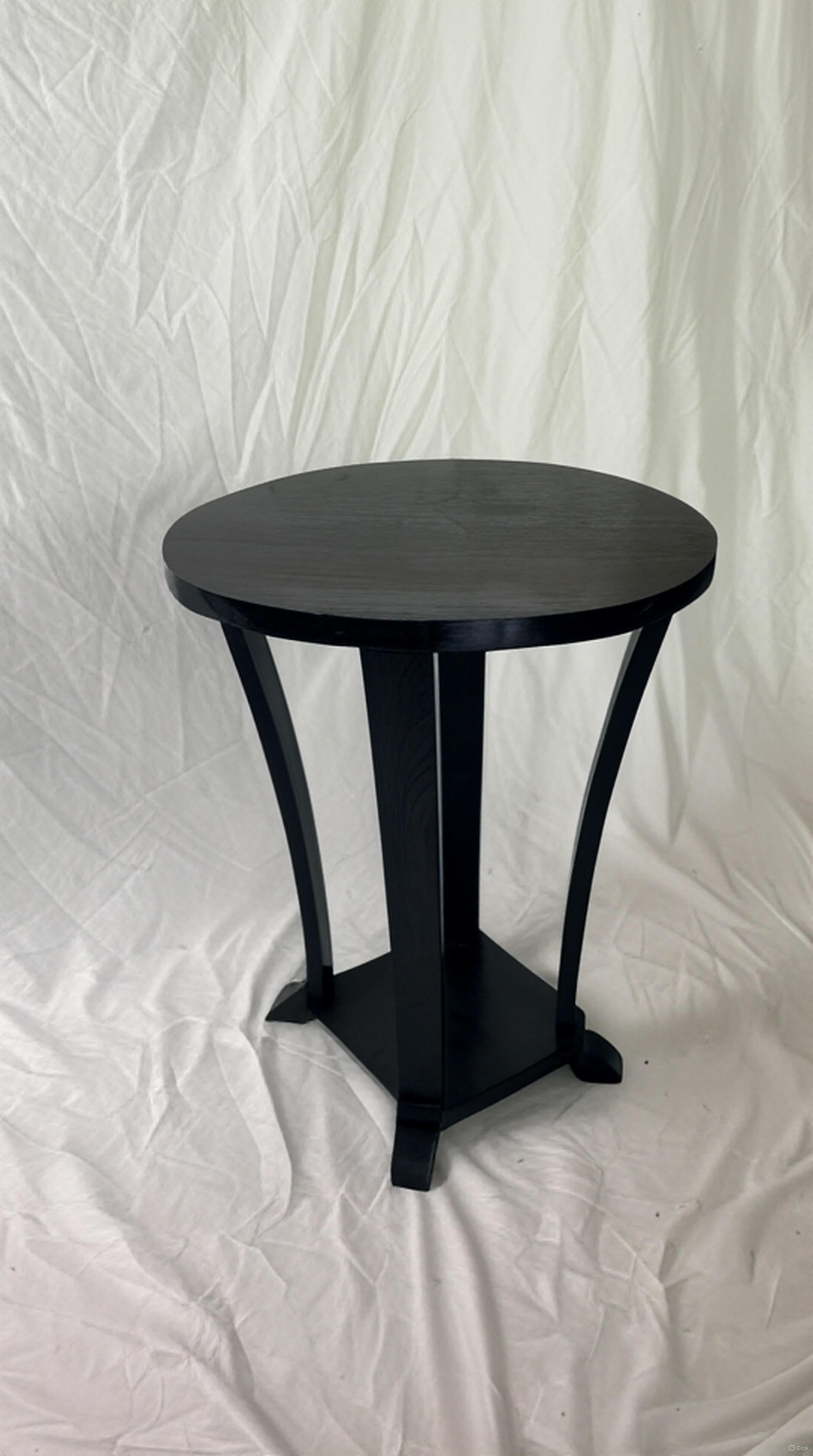 Table Art déco ronde à piédestal en laque noire, France, 1930 en vente 3