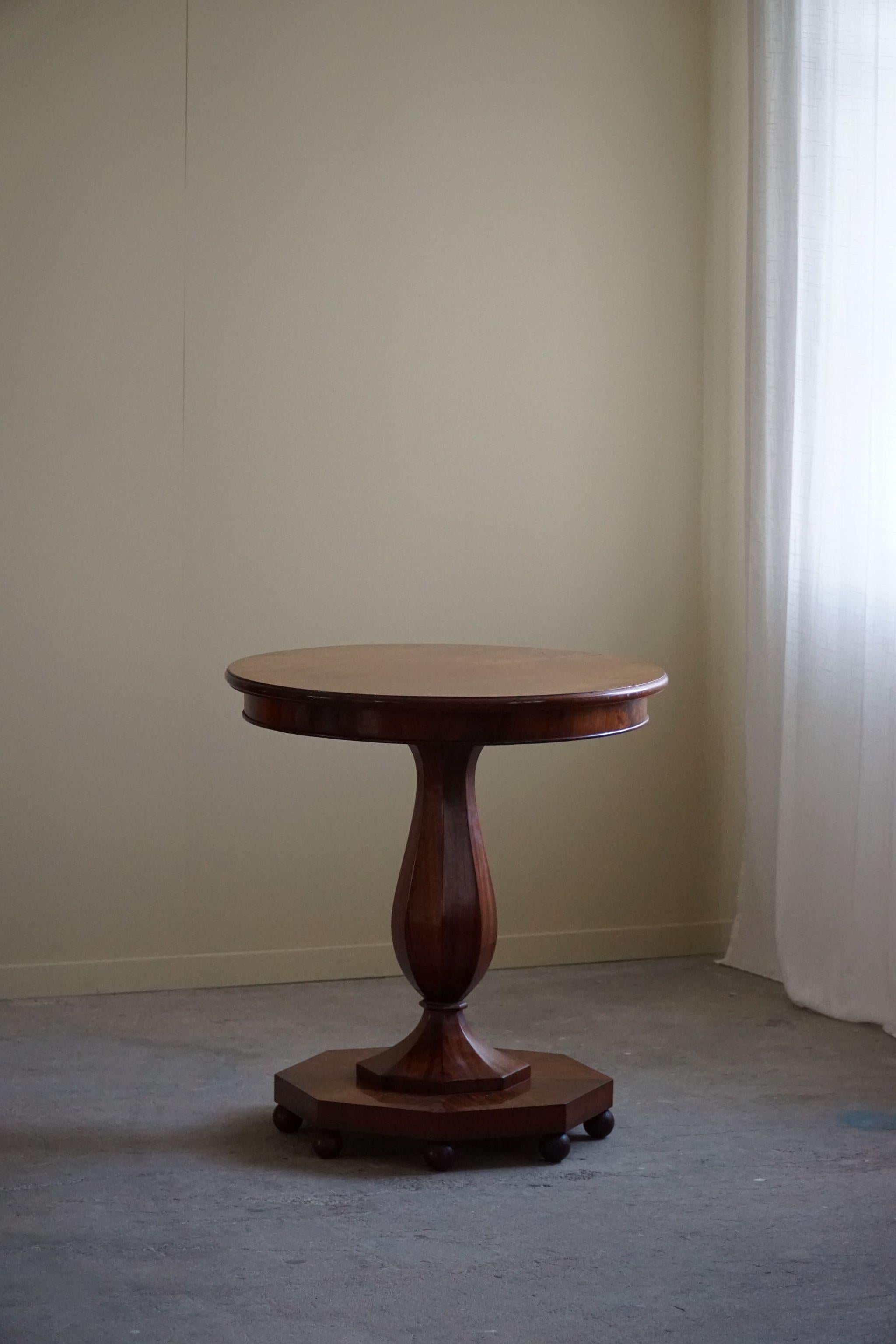 Art Deco, Round Pedestal / Side Table in Walnut, By a Danish Cabinetmaker, 1940s For Sale 6