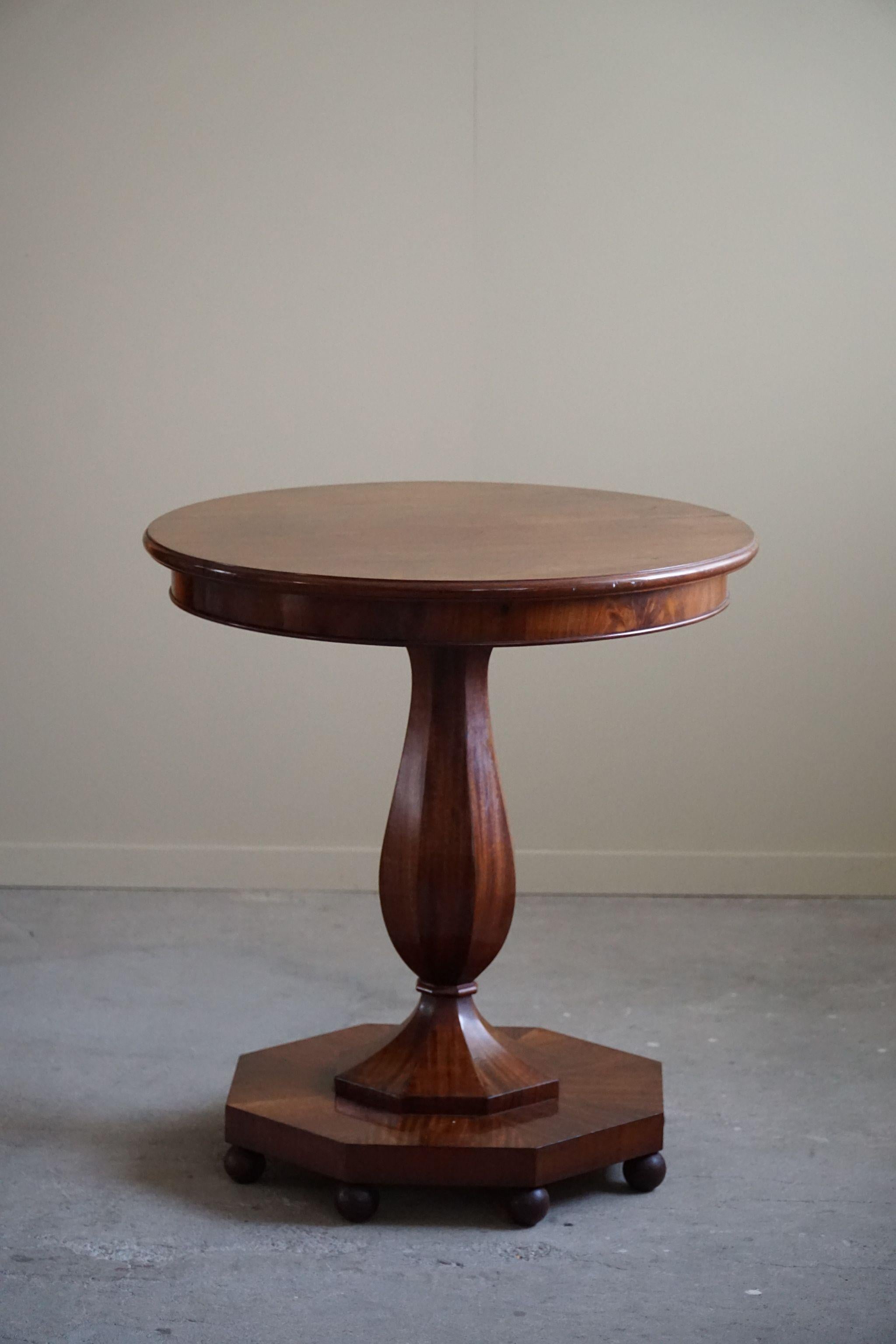 Art Deco, Round Pedestal / Side Table in Walnut, By a Danish Cabinetmaker, 1940s For Sale 7