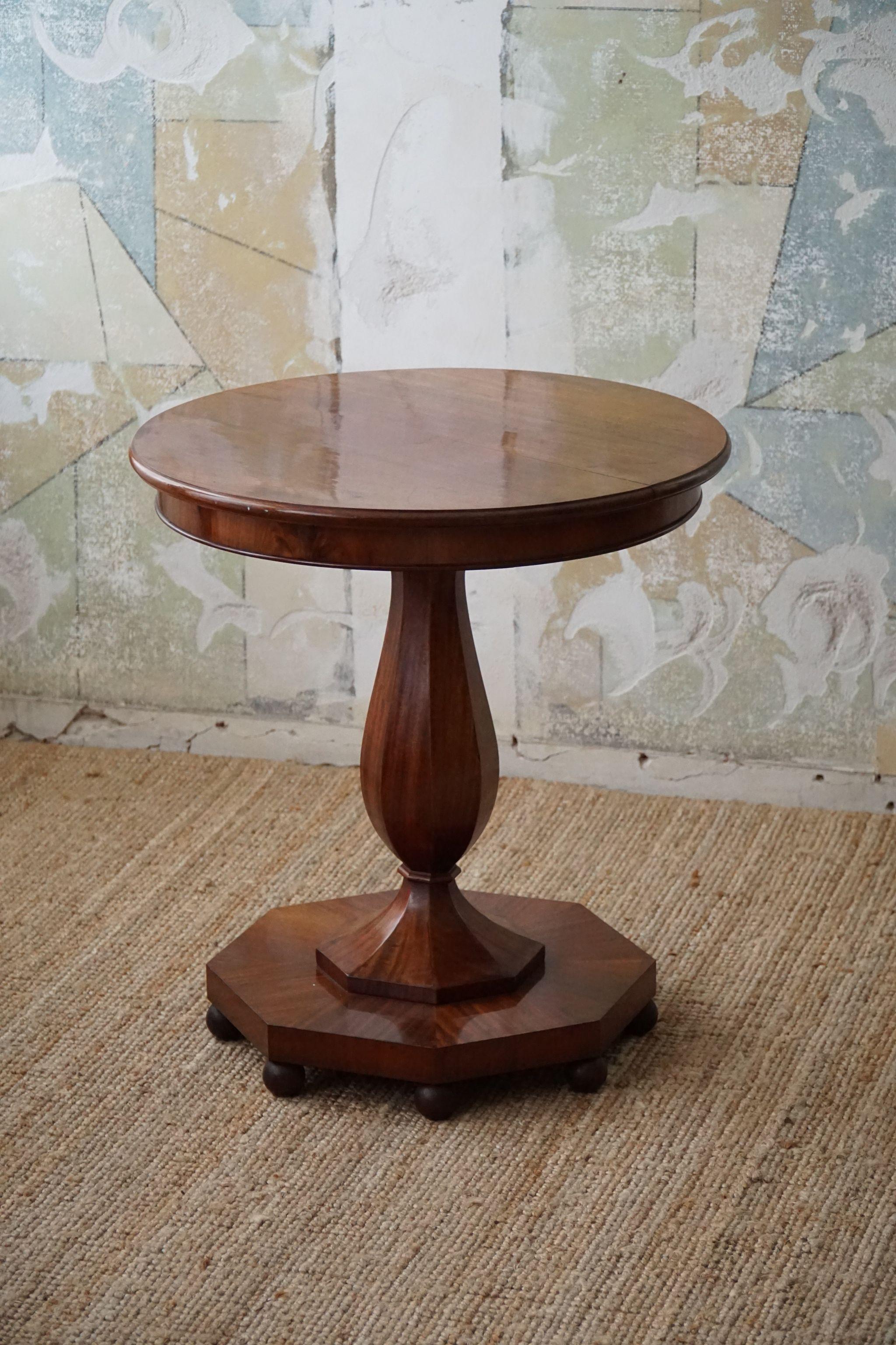 Art Deco, Round Pedestal / Side Table in Walnut, By a Danish Cabinetmaker, 1940s For Sale 9