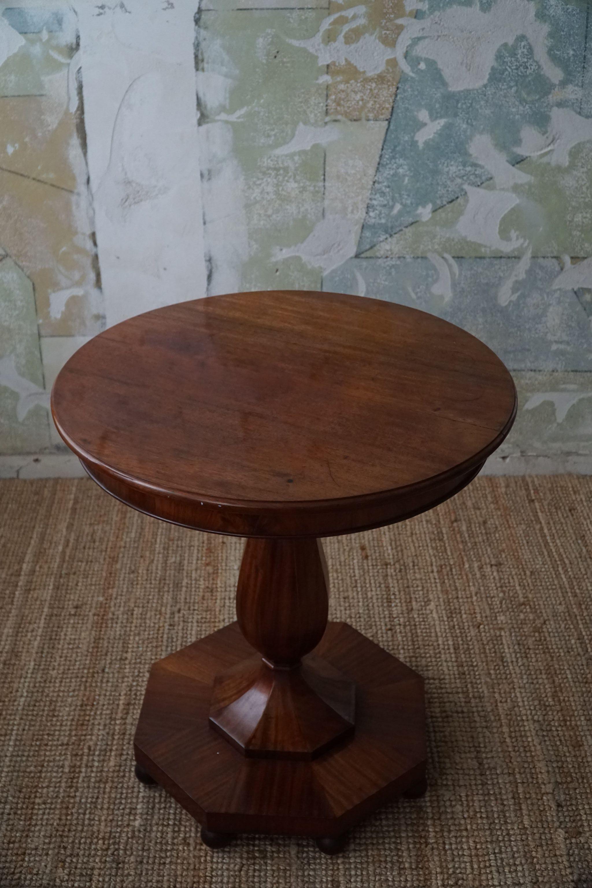 Art Deco, Round Pedestal / Side Table in Walnut, By a Danish Cabinetmaker, 1940s For Sale 13