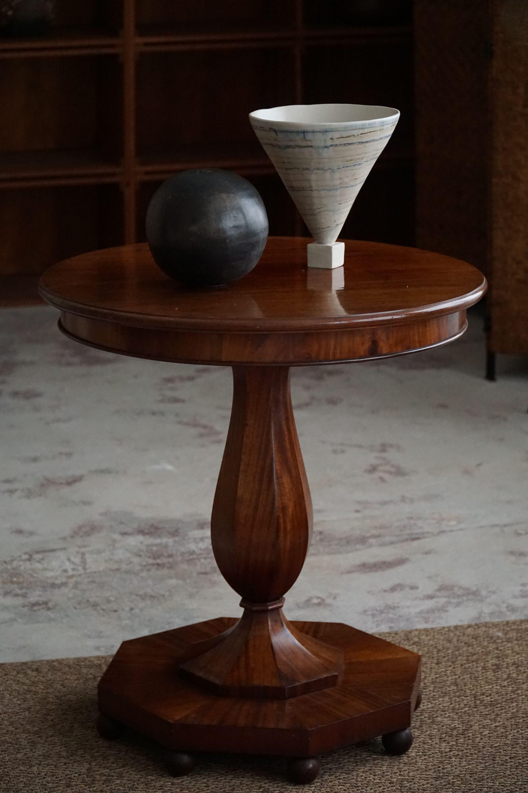 Art Deco, Round Pedestal / Side Table in Walnut, By a Danish Cabinetmaker, 1940s For Sale 1