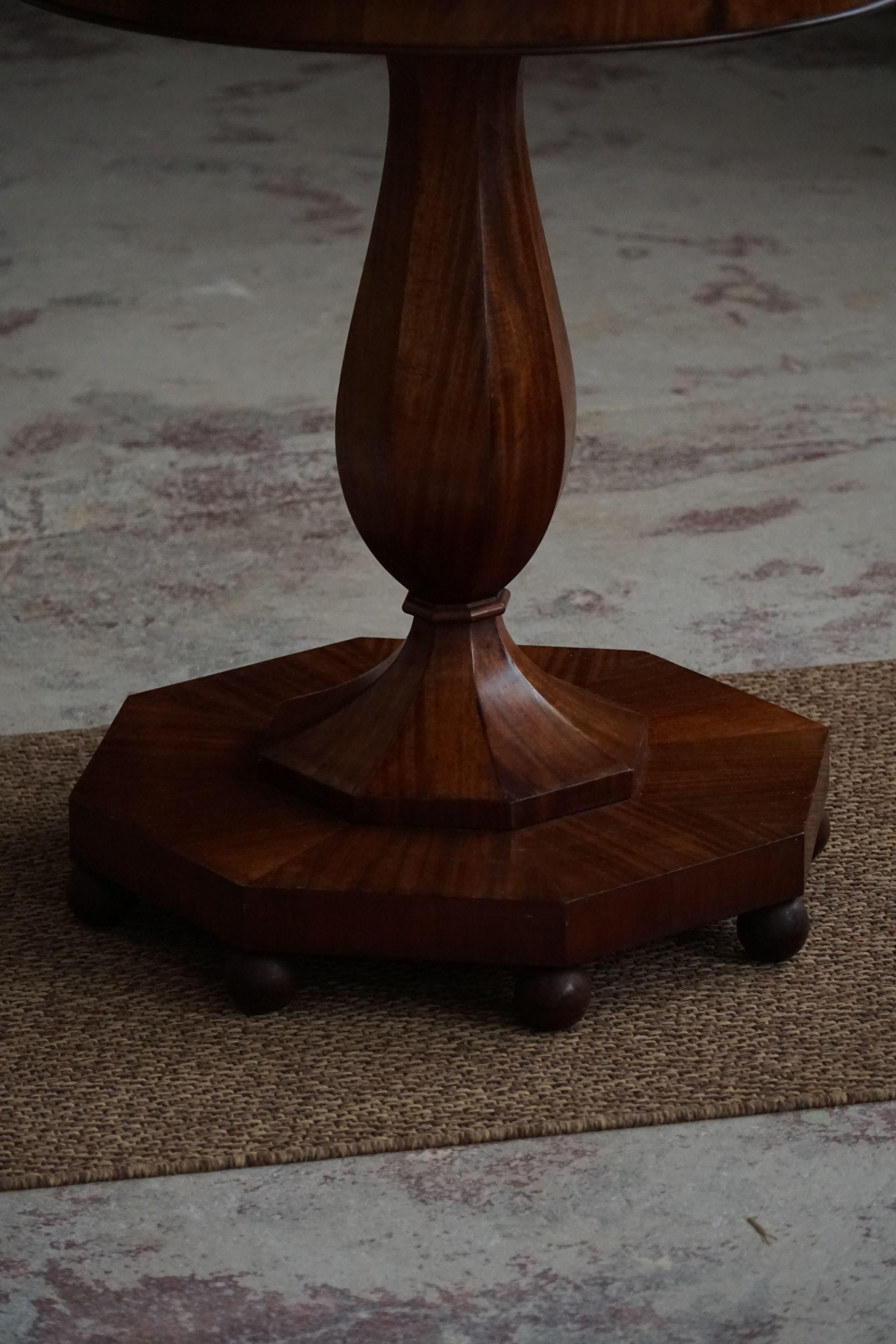 Art Deco, Round Pedestal / Side Table in Walnut, By a Danish Cabinetmaker, 1940s For Sale 2
