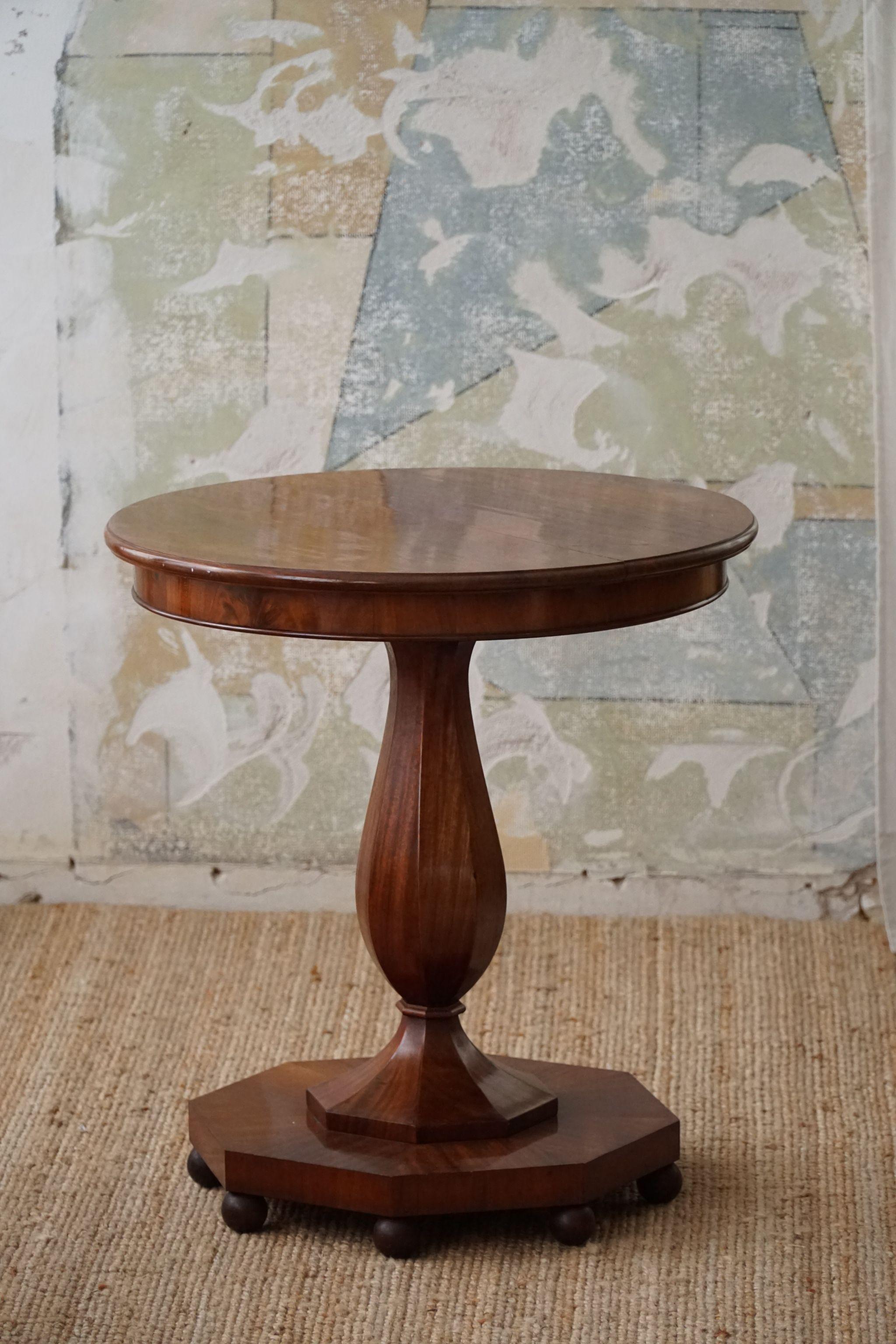 Art Deco, Round Pedestal / Side Table in Walnut, By a Danish Cabinetmaker, 1940s For Sale 5