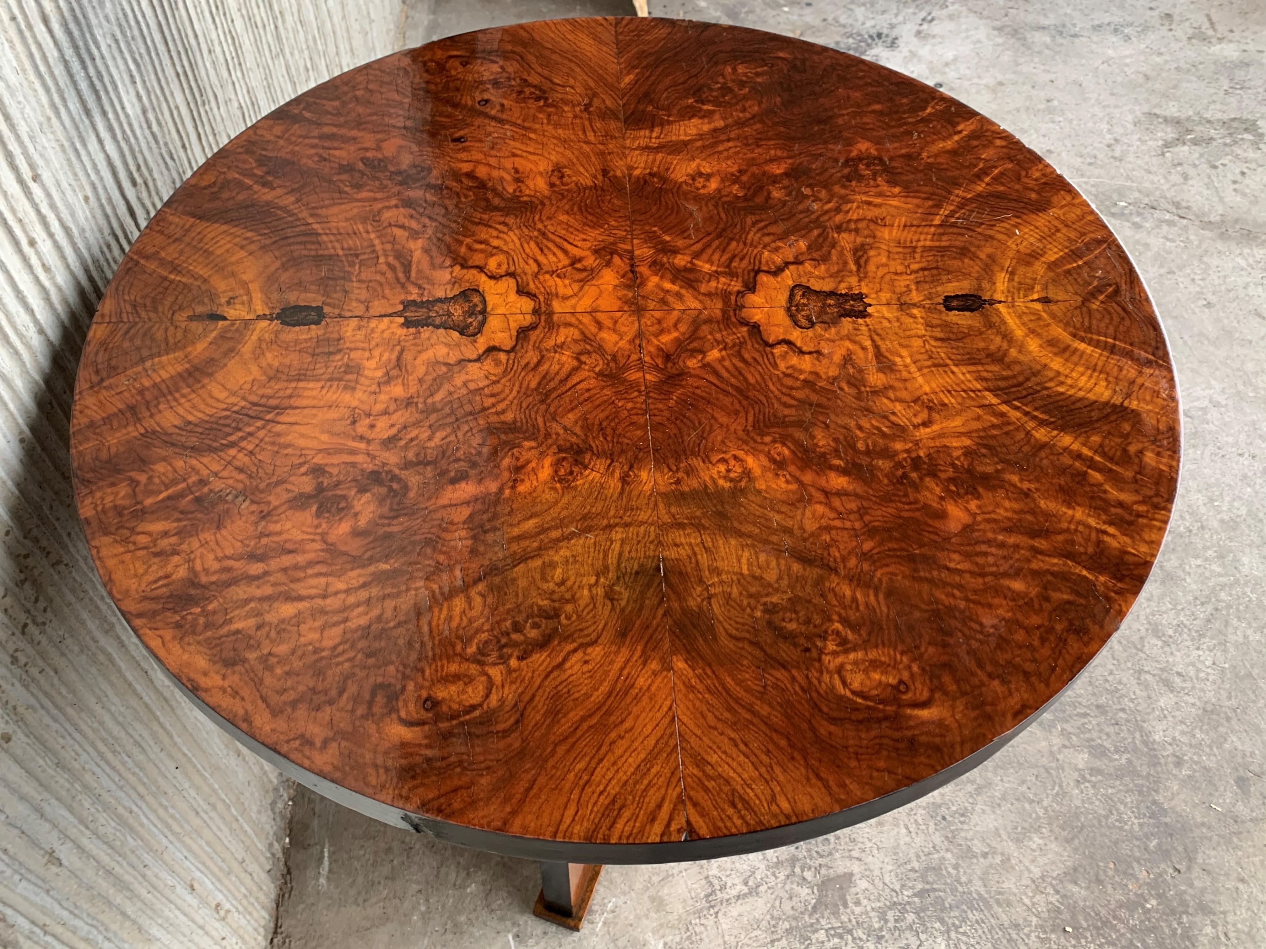 Dreamlike Art Deco table from the early epoch in Italy, circa 1920. The breathtaking shape in combination with finest Burl Macassar veneer makes this design table an absolute timeless masterpiece. The round tabletop shows a superior grain and was