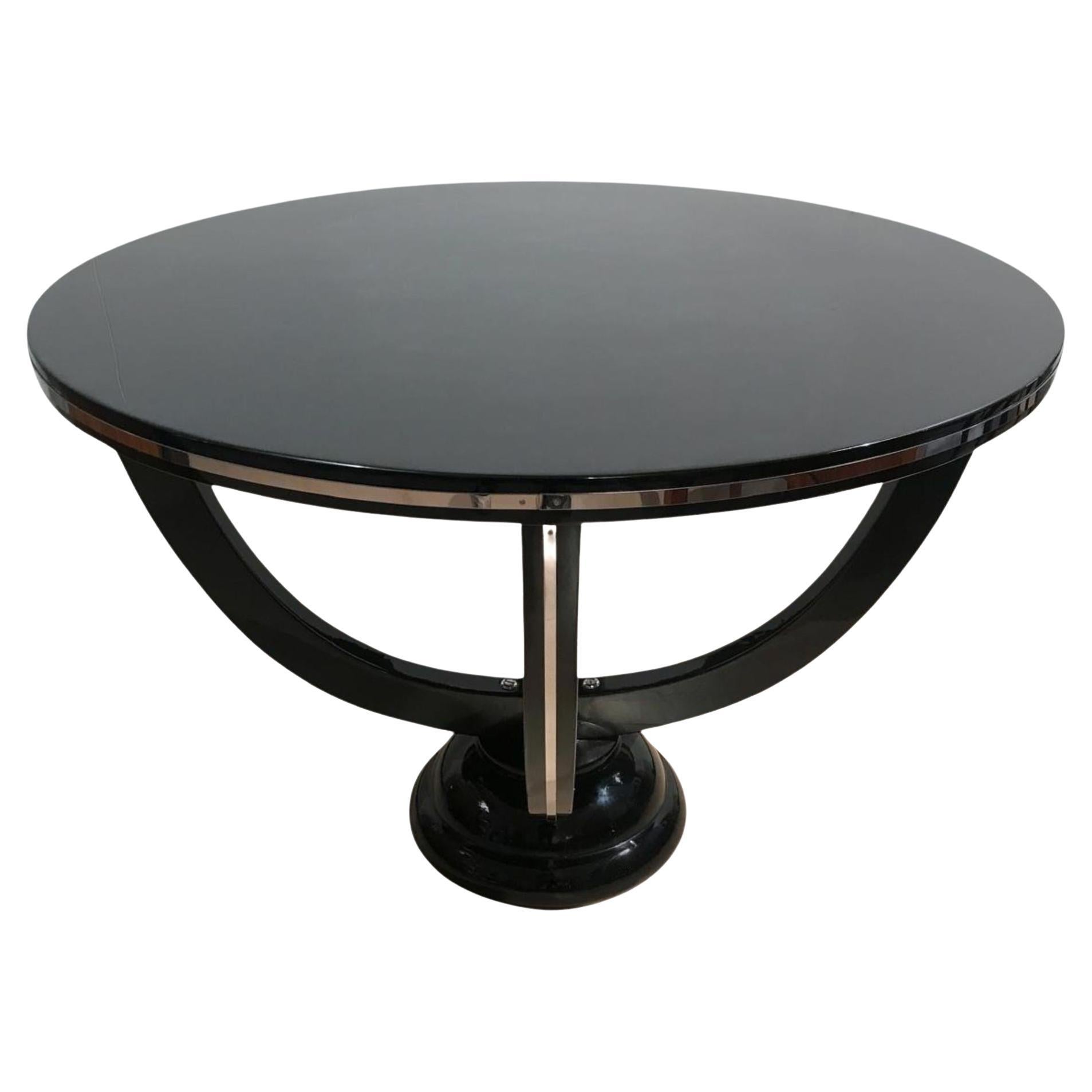 Table basse Art Déco, laque noire, garnitures métalliques, France circa 1930