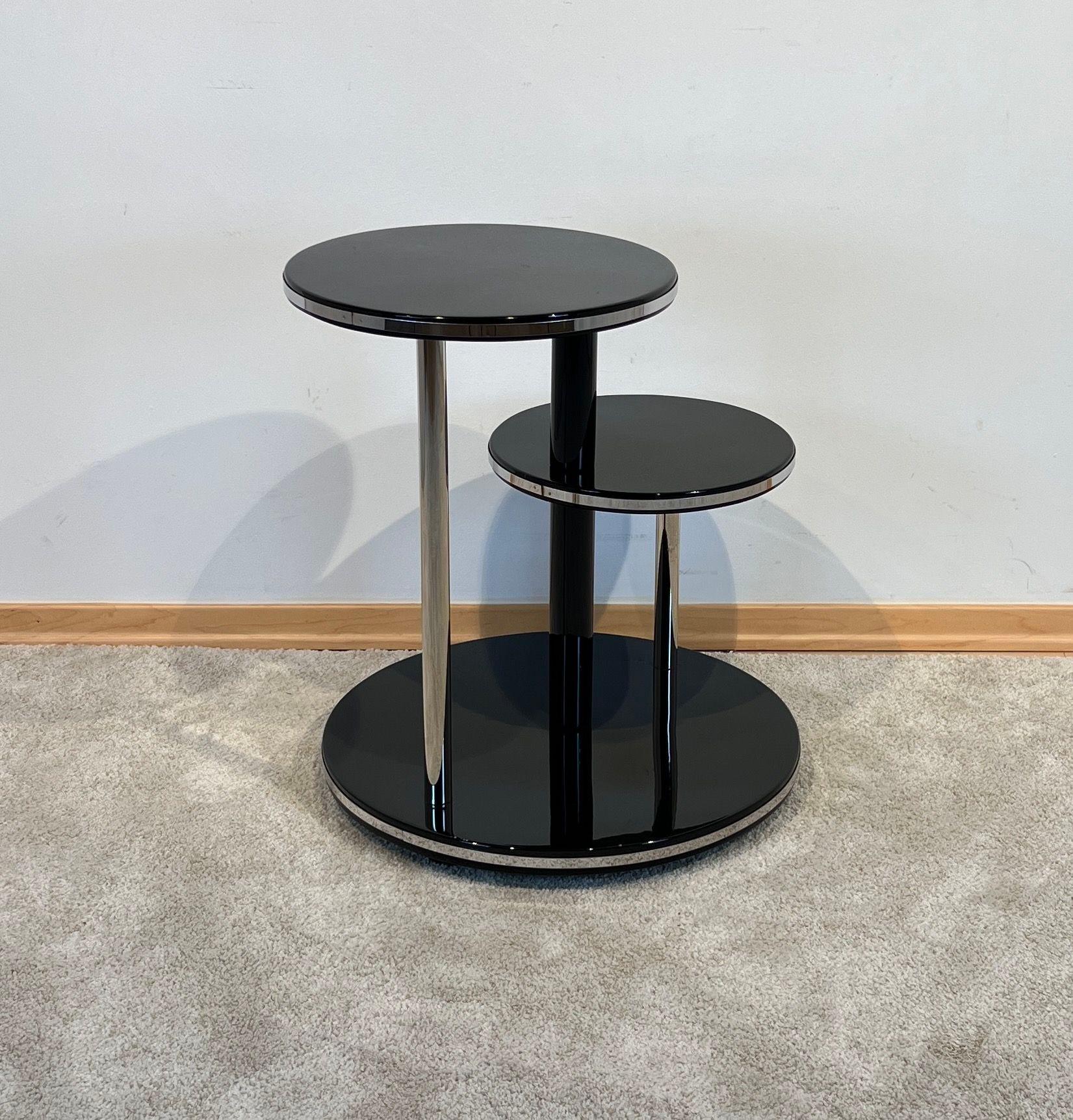 Art Deco Round Side Table, Black Lacquer, Chrome, Metal Trims, France circa 1930 In Good Condition For Sale In Regensburg, DE