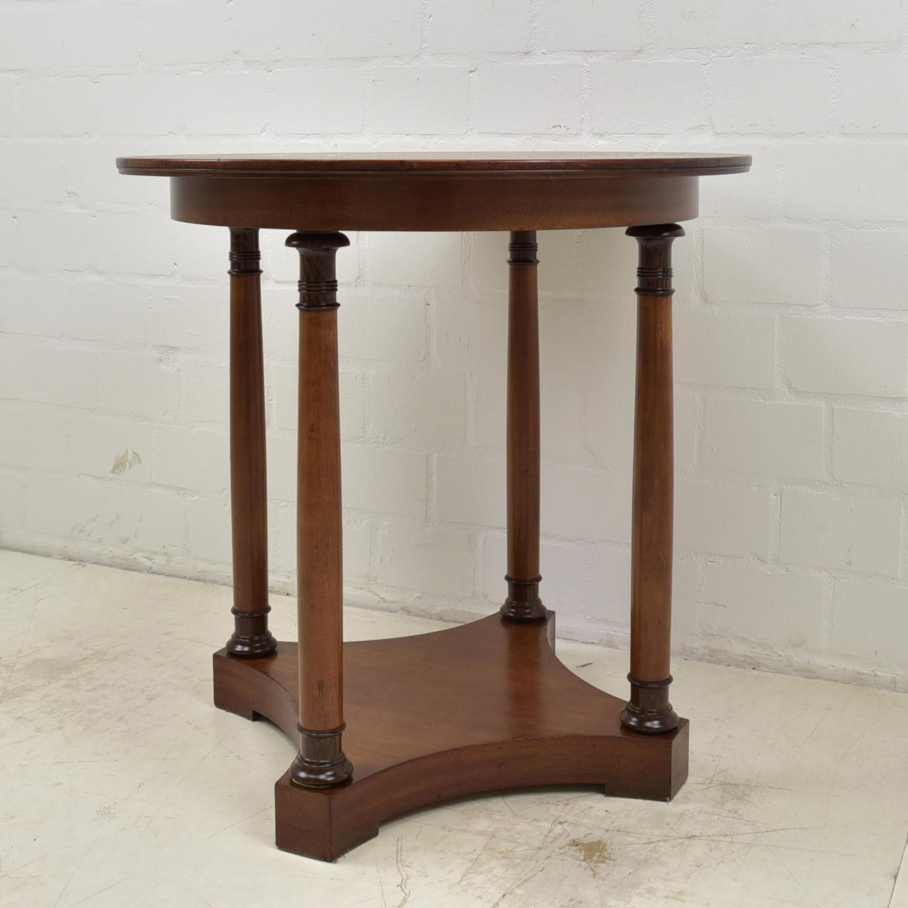 Art Deco Round Side Table / Coffee Table in Mahogany, circa 1925 5