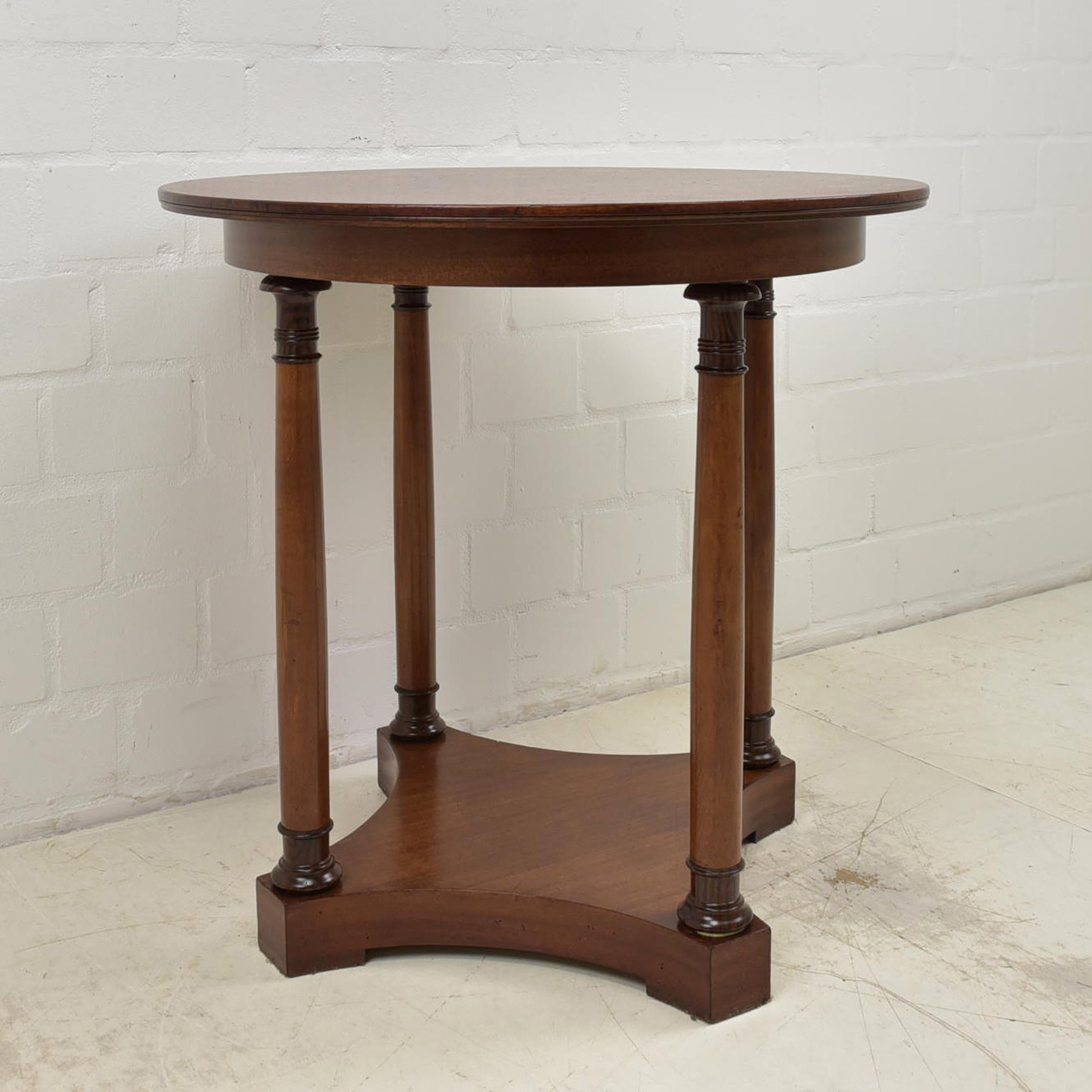 Art Deco Round Side Table / Coffee Table in Mahogany, circa 1925 6