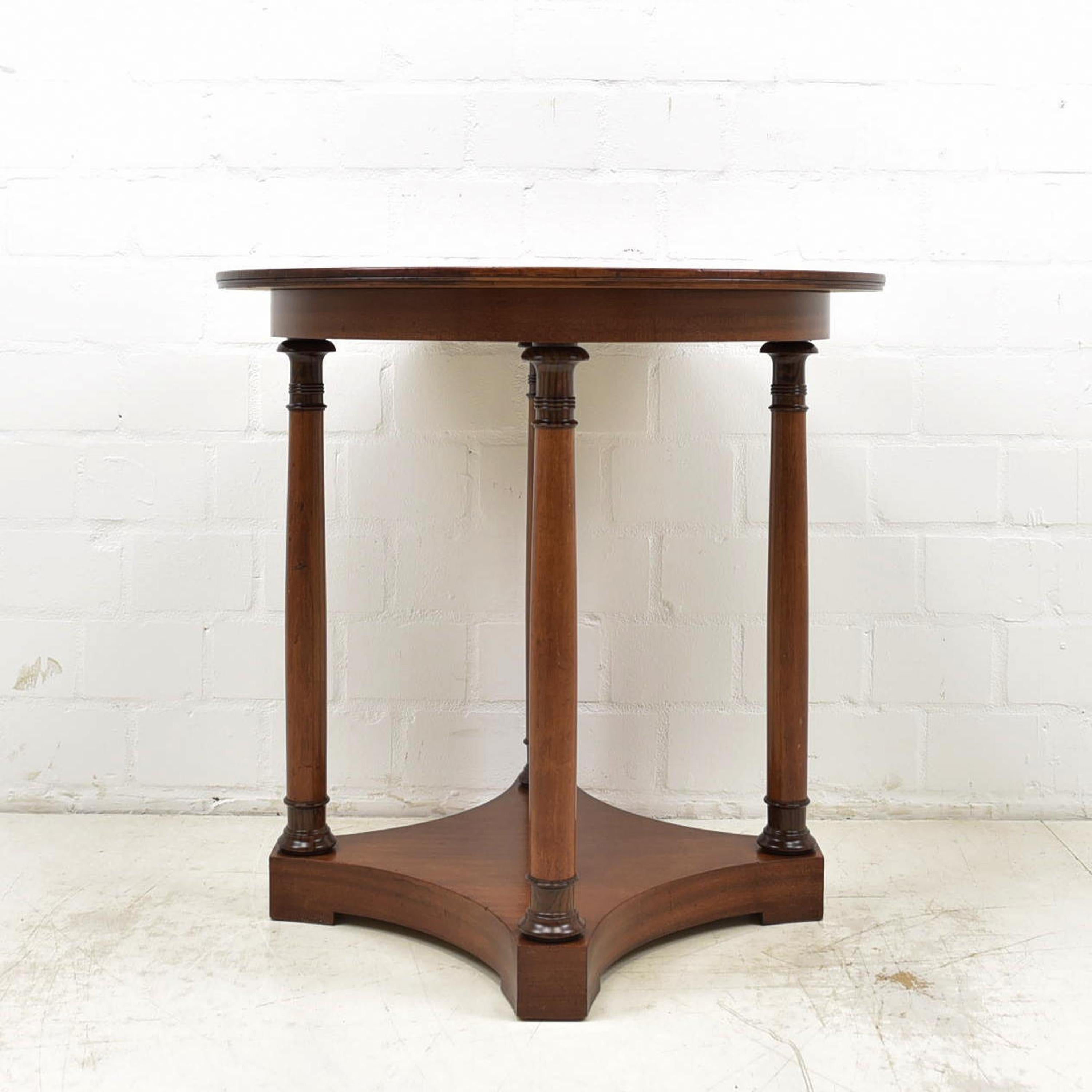 Round side table restored Art Deco circa 1925 Mahogany coffee table

Features:
Round plate on four-legged frame
Solid rosewood turned legs
Beautiful grain
Attractive model

Additional information:
Material: Solid mahogany
Dimensions: Ø