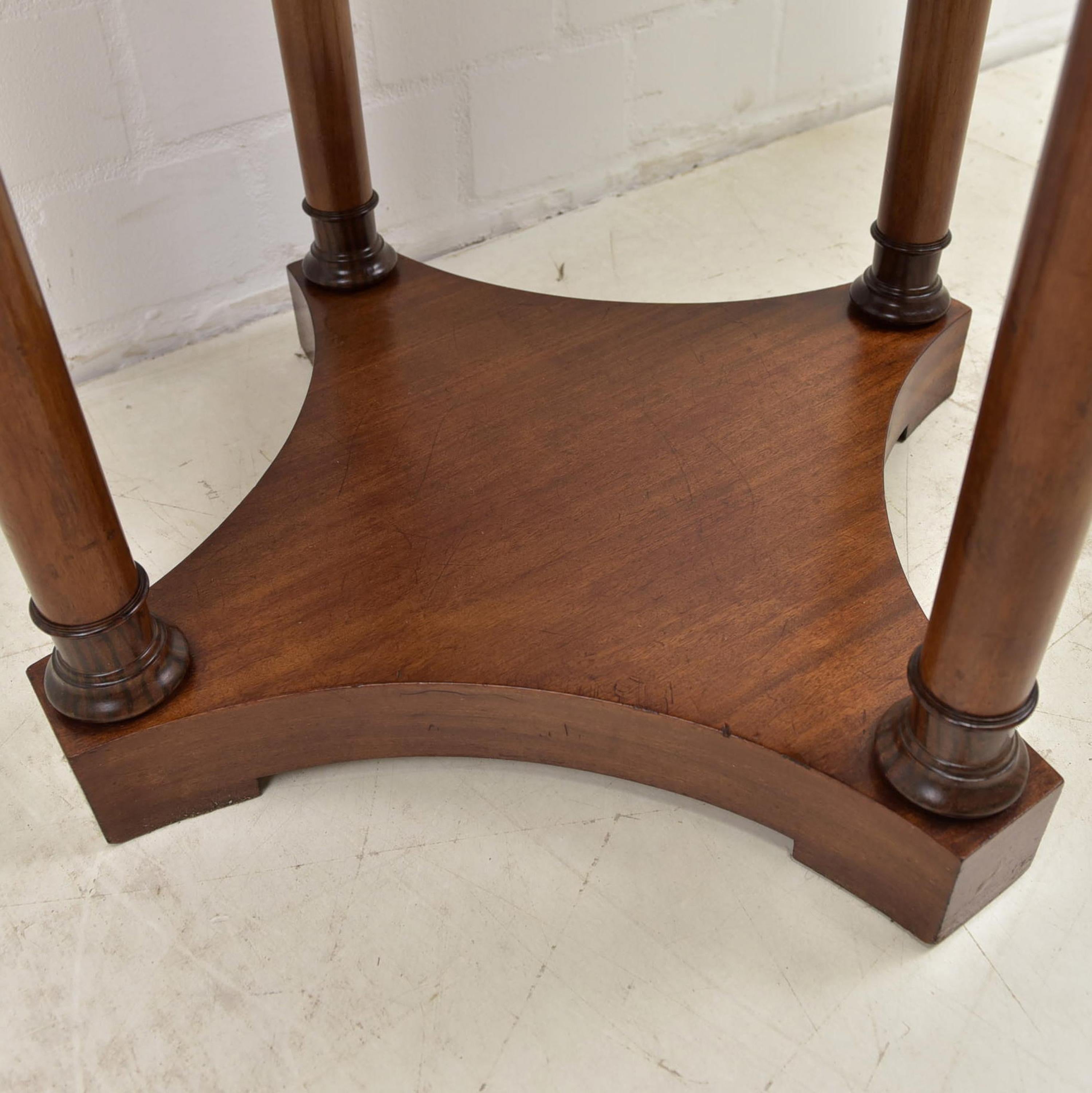 20th Century Art Deco Round Side Table / Coffee Table in Mahogany, circa 1925