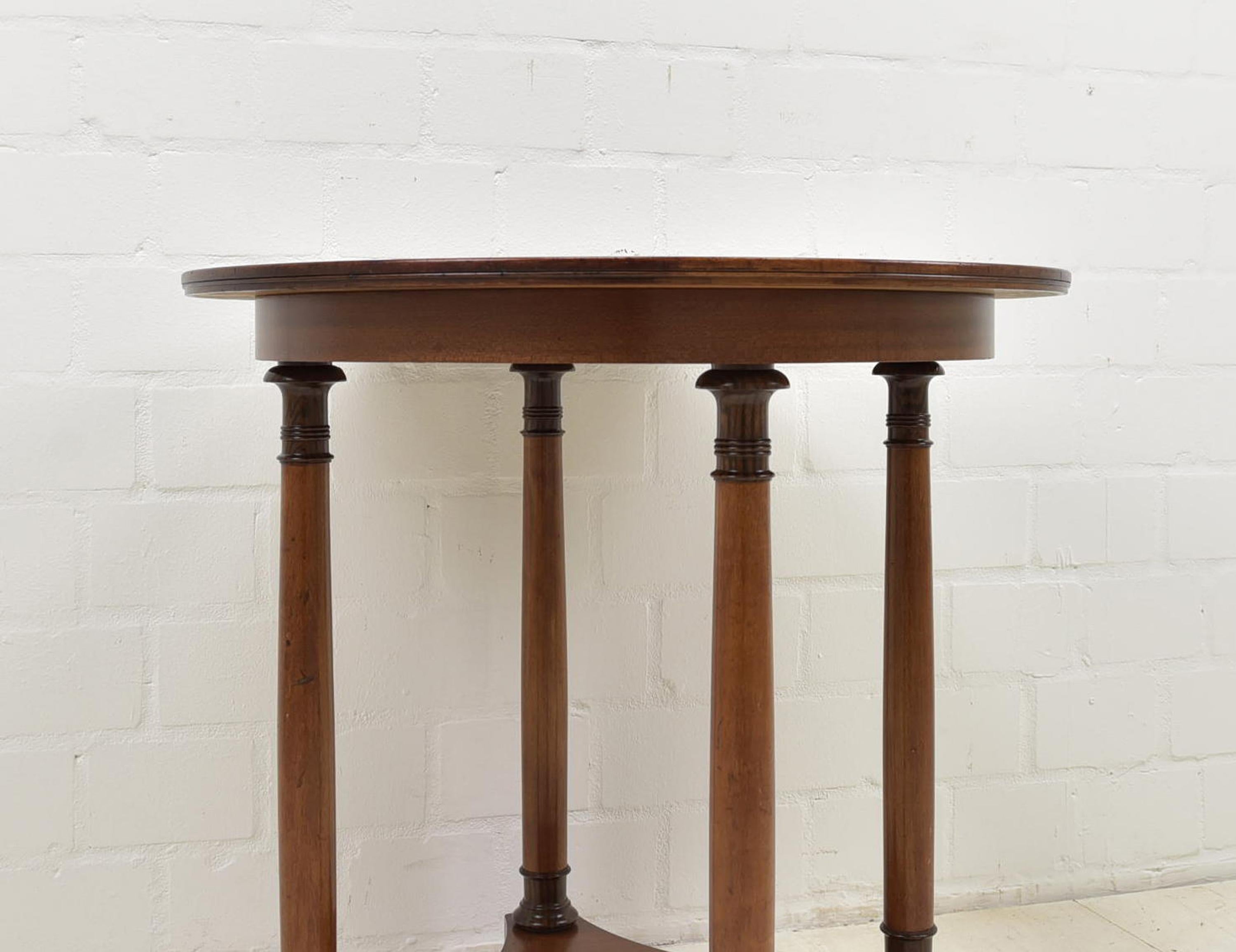 Art Deco Round Side Table / Coffee Table in Mahogany, circa 1925 2
