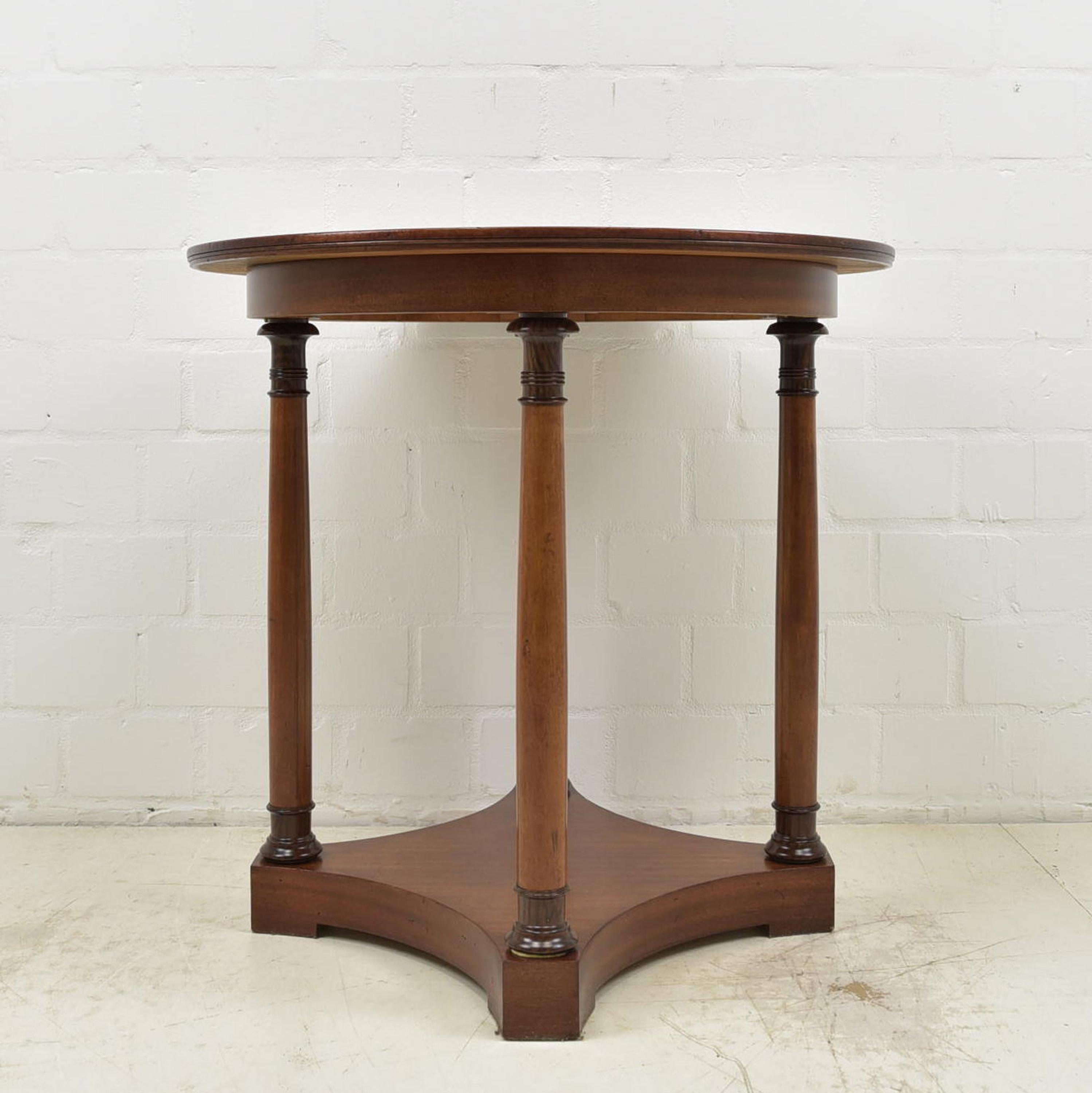 Art Deco Round Side Table / Coffee Table in Mahogany, circa 1925 4