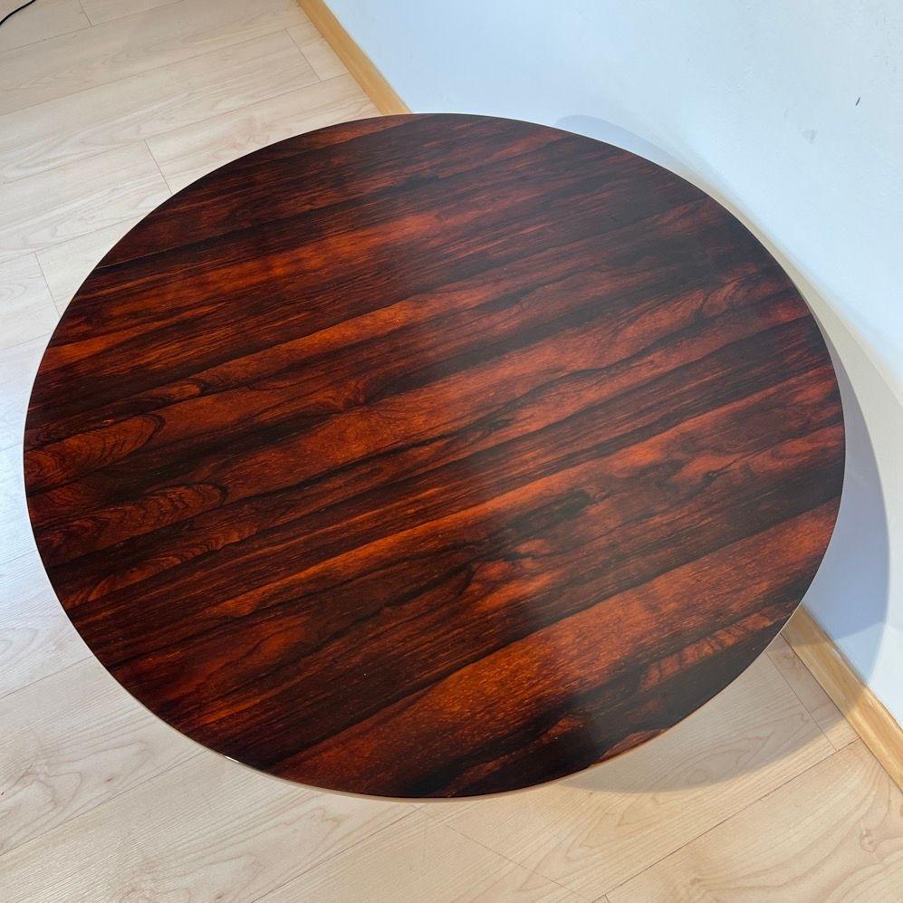Elégante table d'appoint ou Guéridon rond d'origine Art Déco de France vers 1930.
Placage de bois de rose sur le plateau, le socle et les trois pieds. Restauré et poli à la main avec de la gomme-laque.
Ancienne plaque de verre ronde d'une épaisseur