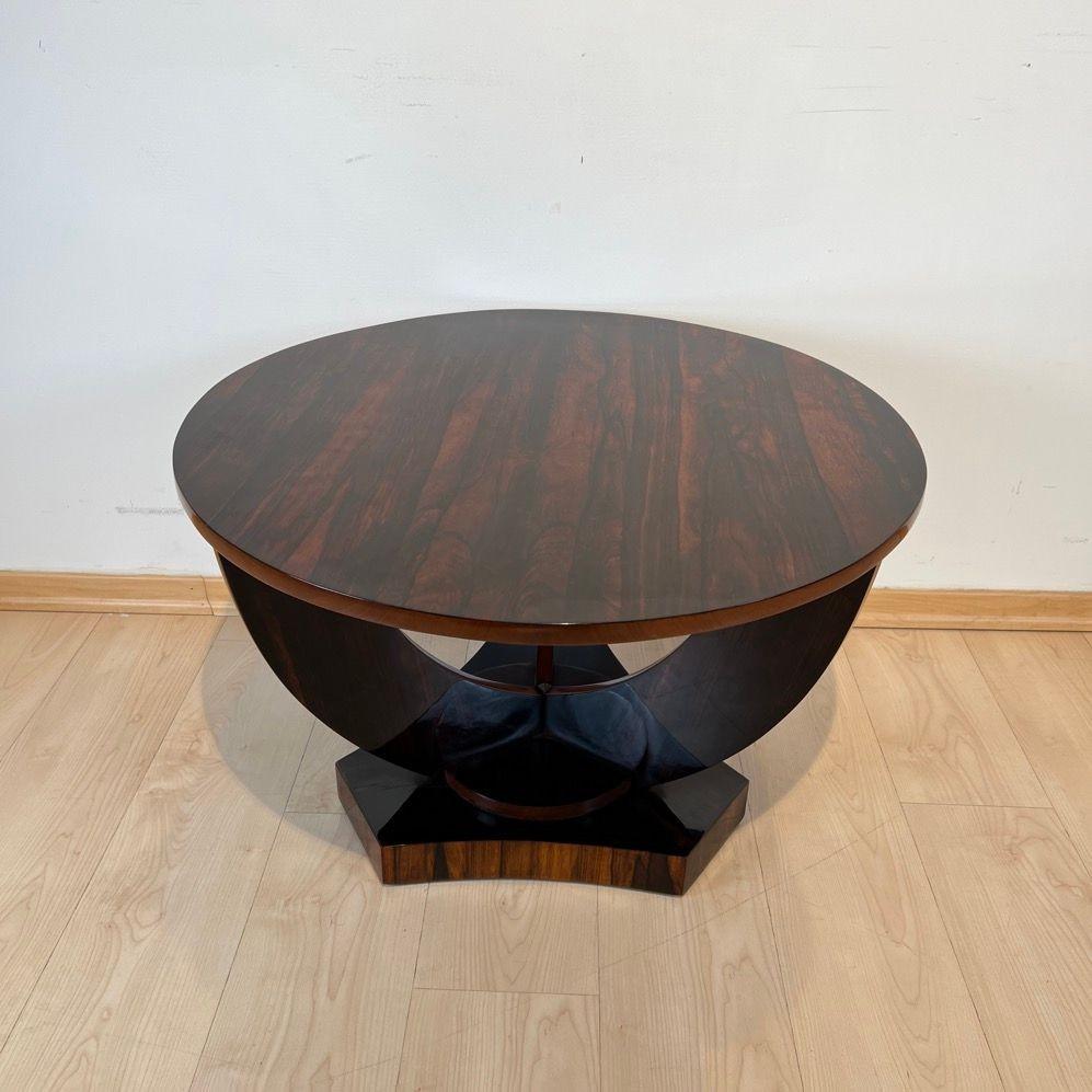 Français Table d'appoint ronde Art Déco, placage de bois de rose, France circa 1930 en vente