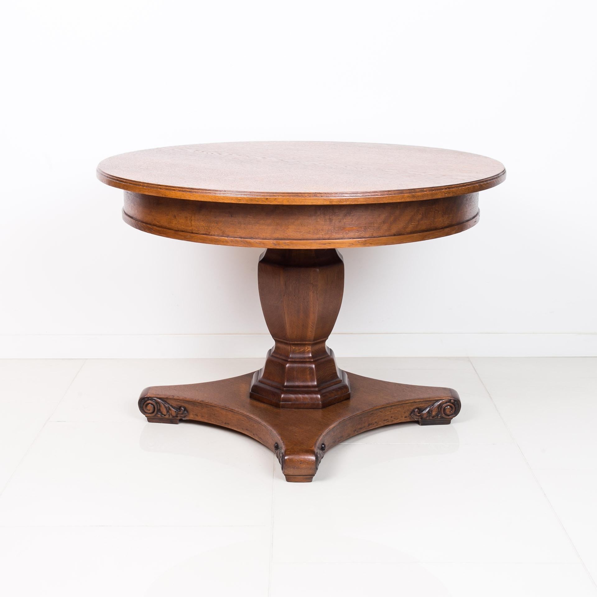 Dieser runde Tisch im Art-déco-Stil wurde in den 1940er Jahren in Deutschland hergestellt. Er ist aus Eichenholz gefertigt. Es wurde in unserer Werkstatt professionell renoviert. Wir haben darauf geachtet, dass die natürliche Farbe des Holzes