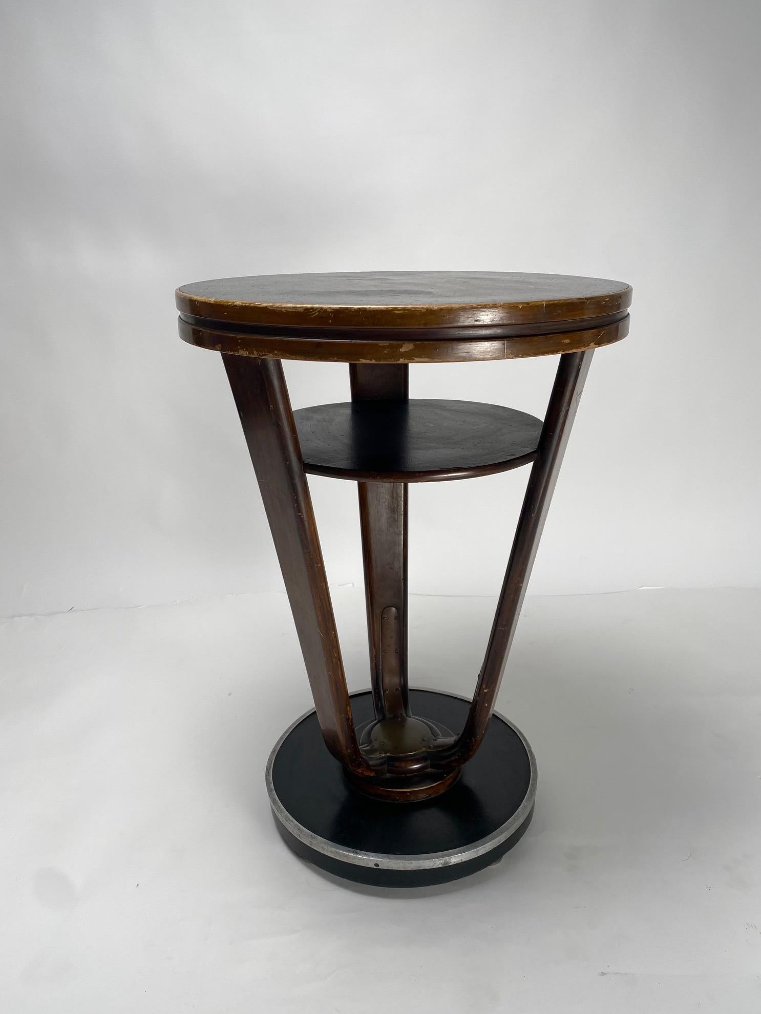 Important Art Deco round coffee table in wood and metal made in Italy in the 1930s.

It is a coffee table referable to the important artistic movement called 