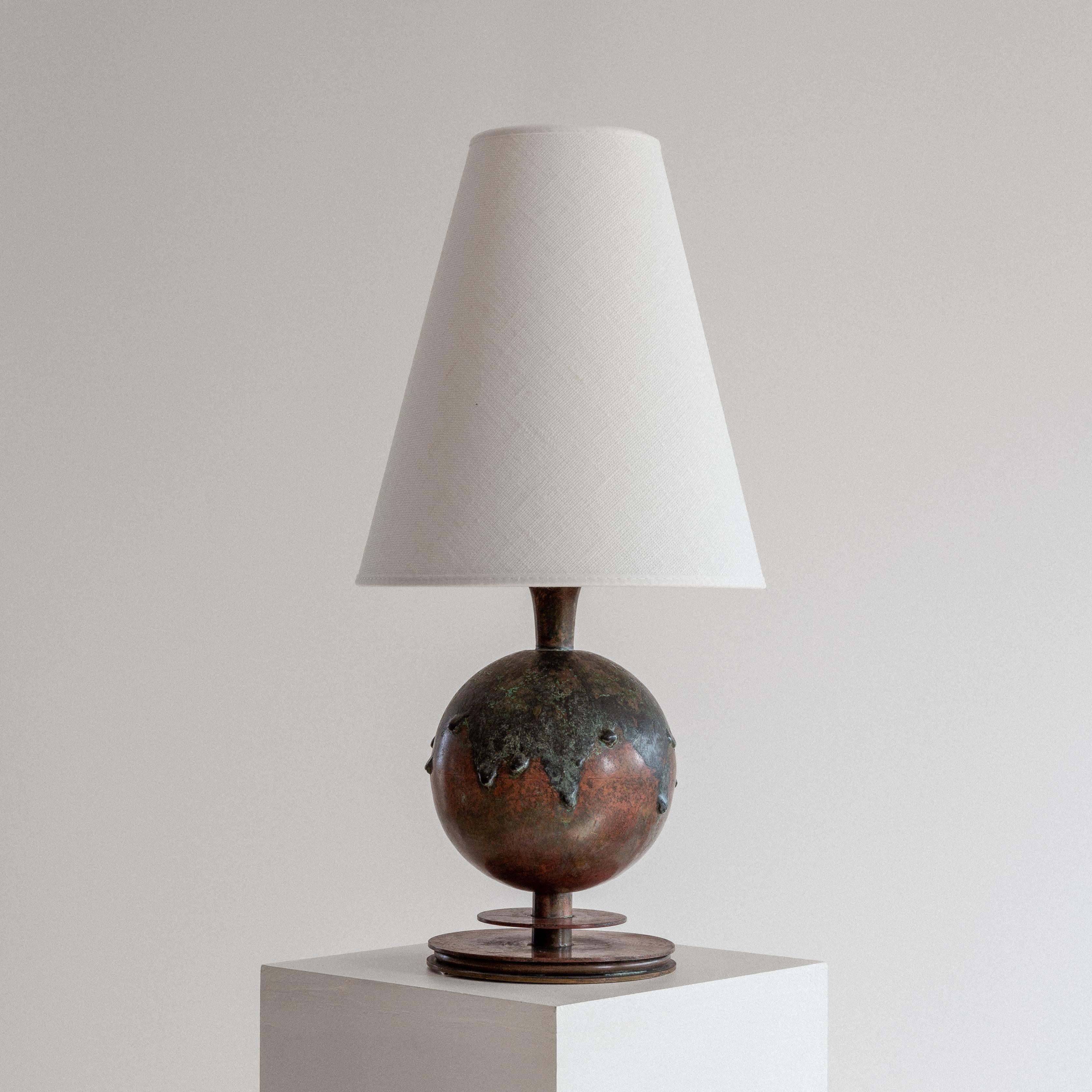 Lampada da tavolo in stile Art Déco di G. Åke di Göteborg, un abile ma poco riconosciuto artigiano svedese del metallo, i cui pezzi sono raramente reperibili sul mercato odierno. Creata tra la fine degli anni '20 e l'inizio degli anni '30, questa