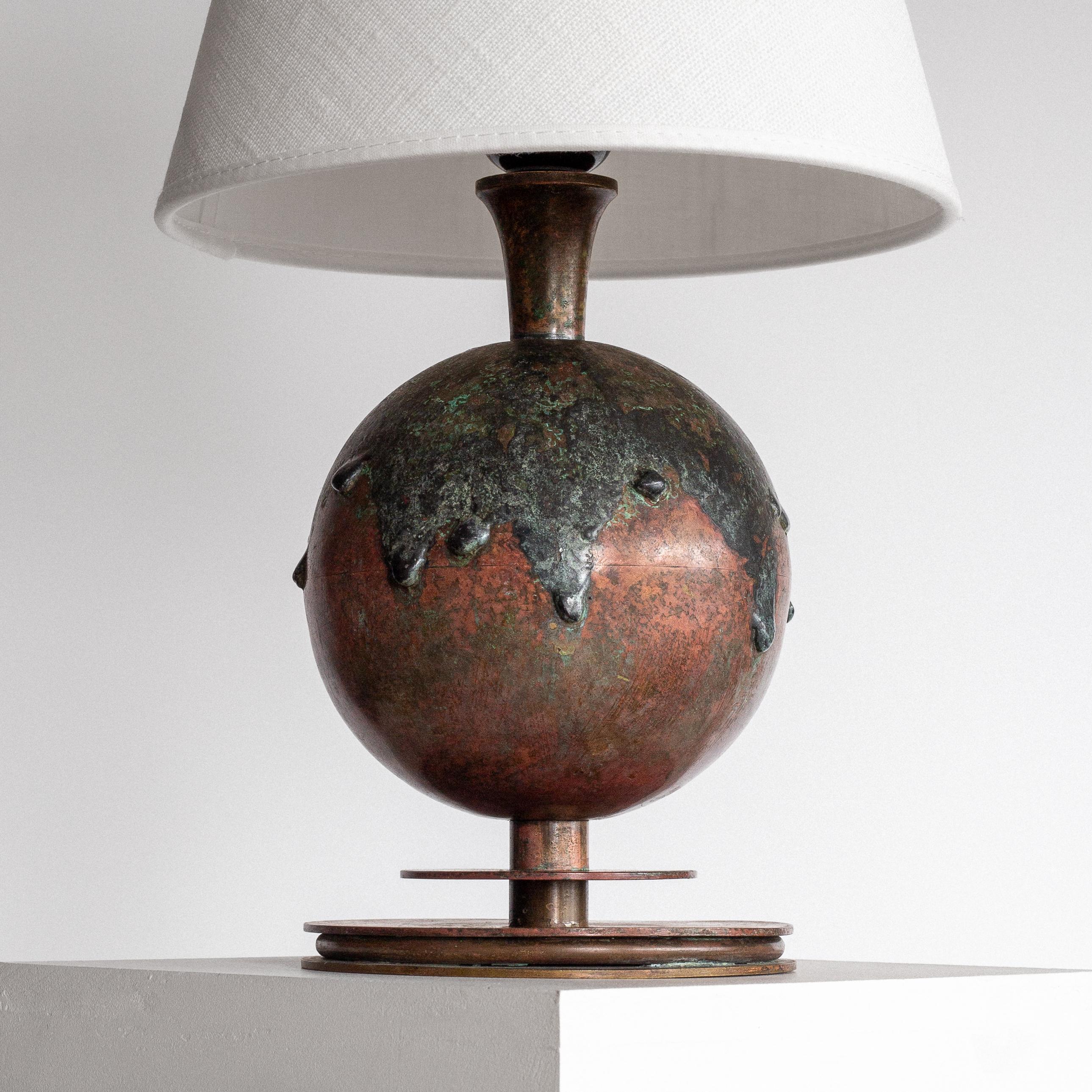 Patinato Lampada da tavolo sferica in bronzo patinato, Art Déco, Svezia, anni '30 in vendita