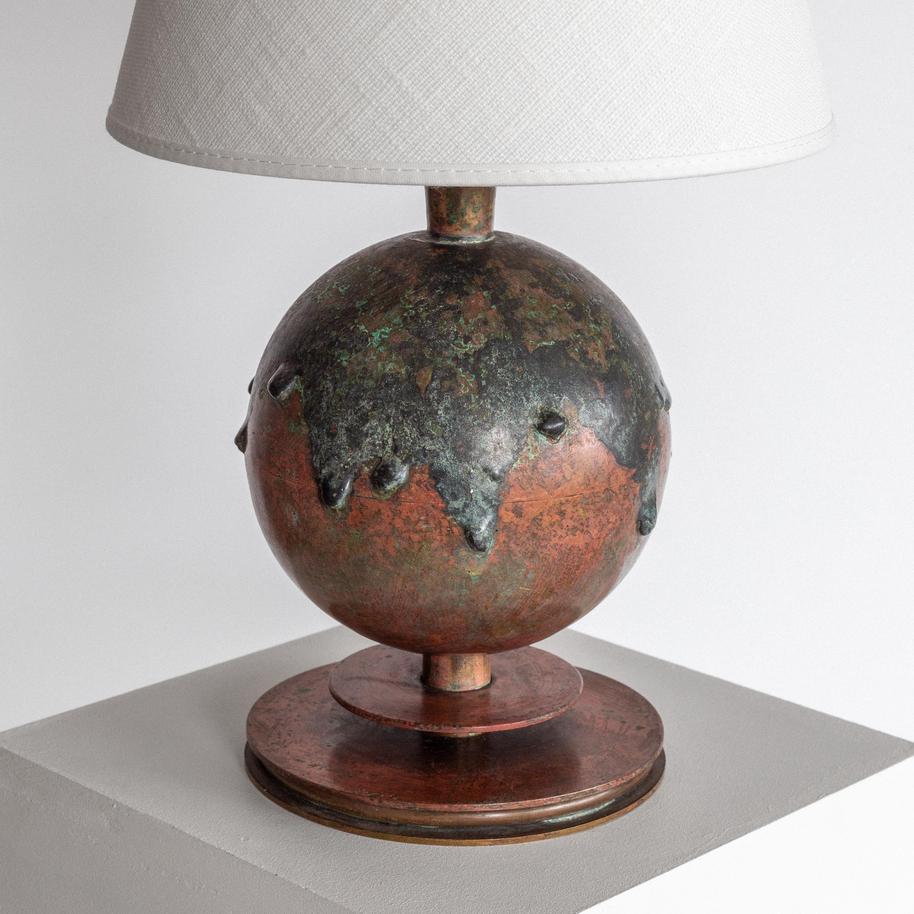 Lampada da tavolo sferica in bronzo patinato, Art Déco, Svezia, anni '30 In condizioni buone in vendita a Stockholm, SE