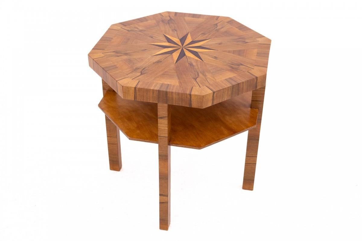 Petite table ronde Art déco du milieu du 20e siècle, Pologne.

Meubles en très bon état, après une rénovation professionnelle.

Dimensions : hauteur 55 cm / largeur 55 cm / profondeur 55 cm