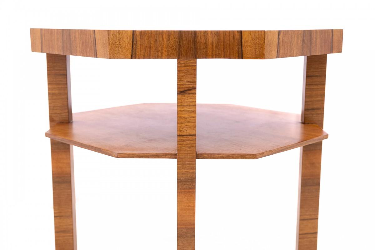 Noyer Table ronde Art déco, Pologne, années 1950. en vente